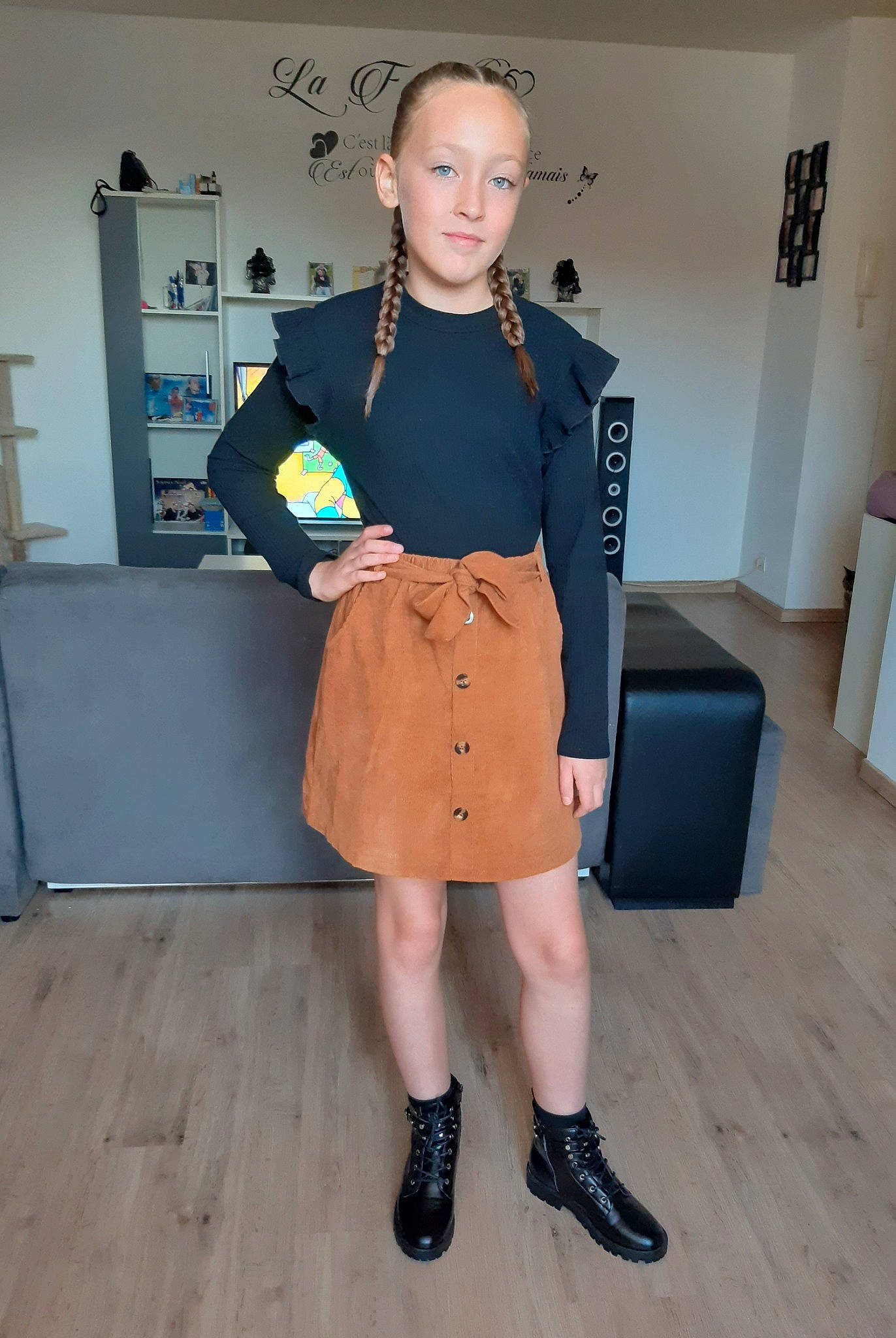 Lola a rejoint le concours — aidez-le/la à gagner de superbes lots ! bag, blazer, collar, dress_shirt, electric_blue, event, eyewear, fashion, fashion_design, flooring, footwear, formal_wear, jewellery, knee, luggage_and_bags, pattern, person, shoe, sleeve, thigh