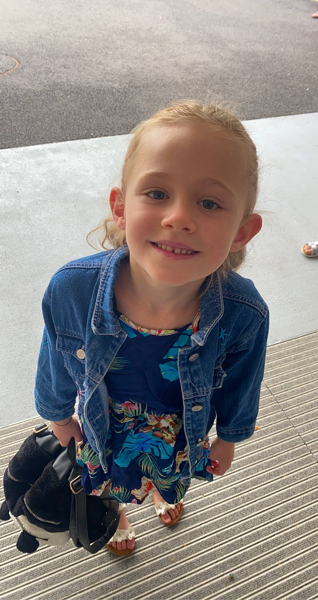 Illiana participe au concours pour gagner de l'argent avec cette photo : baby_toddler_clothing, blond, child, cool, denim, electric_blue, fun, happy, iris, joint, joy, leisure, lip, neck, pattern, person, skin, sleeve, smile, t_shirt