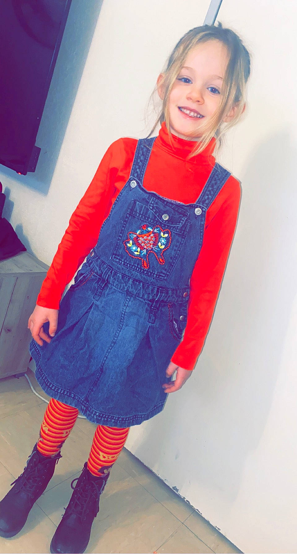 Illiana a rejoint le concours — aidez-le/la à gagner de superbes lots ! baby_toddler_clothing, blue, dress, electric_blue, face, fashion_design, happy, human_body, human_leg, joy, knee, leg, person, red, shoe, shoulder, sleeve, smile, street_fashion, tartan