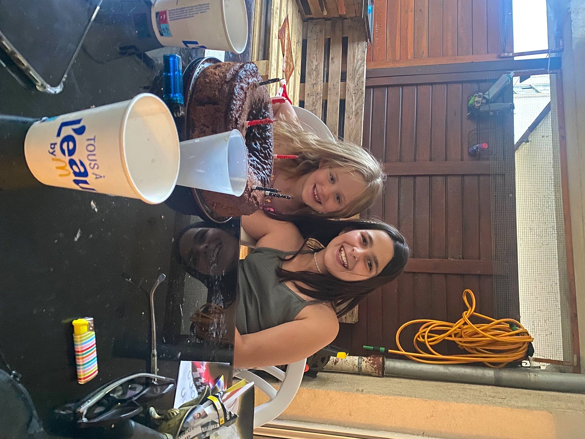 Illiana participe au concours pour gagner de l'argent avec cette photo : advertising, audio_equipment, beer, cable, drink, electrical_wiring, eyewear, fun, hat, joy, logo, luggage_and_bags, person, personal_protective_equipment, recreation, shoe, smile, sports_equipment, street, t_shirt