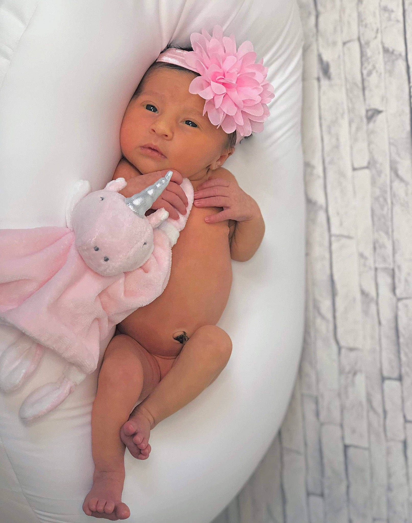 Louane participe au concours pour gagner de l'argent avec cette photo : baby, baby_toddler_clothing, bathing, cheek, comfort, eye, eyebrow, finger, gesture, headgear, headwear, human_body, lip, nail, person, petal, pink, skin, stomach, textile