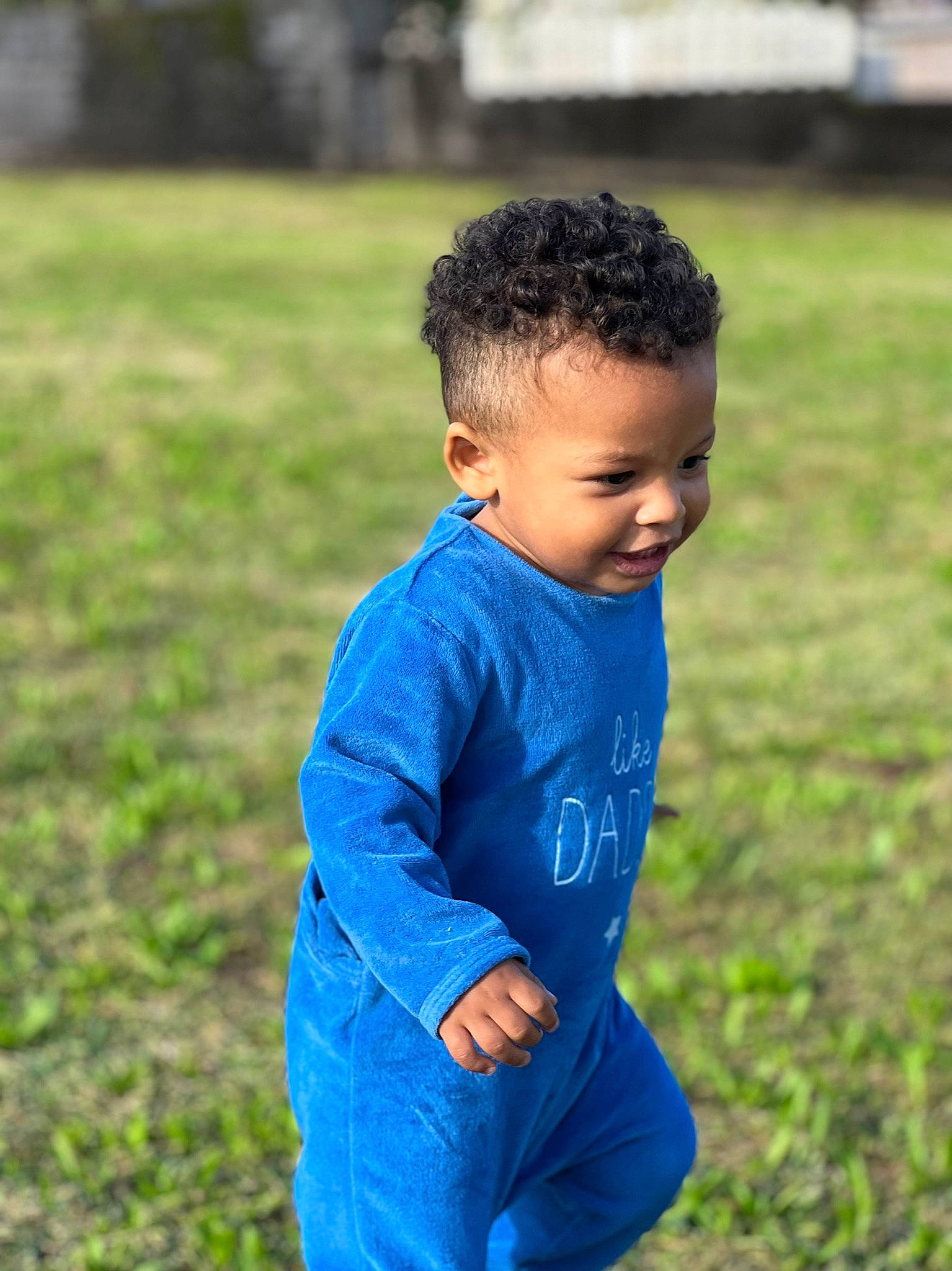 Meylan participe au concours pour gagner de l'argent avec cette photo : child, electric_blue, flash_photography, fun, grass, grassland, happy, human_body, lawn, leisure, meadow, people_in_nature, person, plant, player, prairie, recreation, sitting, sleeve, t_shirt