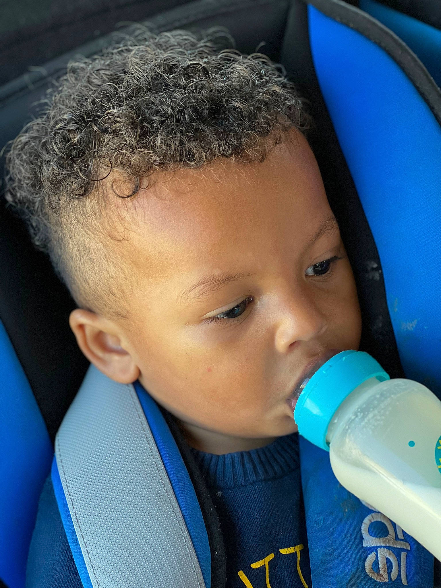 Meylan a rejoint le concours — aidez-le/la à gagner de superbes lots ! azure, baby, baby_bottle, baby_products, blue, bottle, car_seat, child, drinkware, ear, electric_blue, eyebrow, fun, hair, hairstyle, happy, nose, person, plastic_bottle, steering_wheel