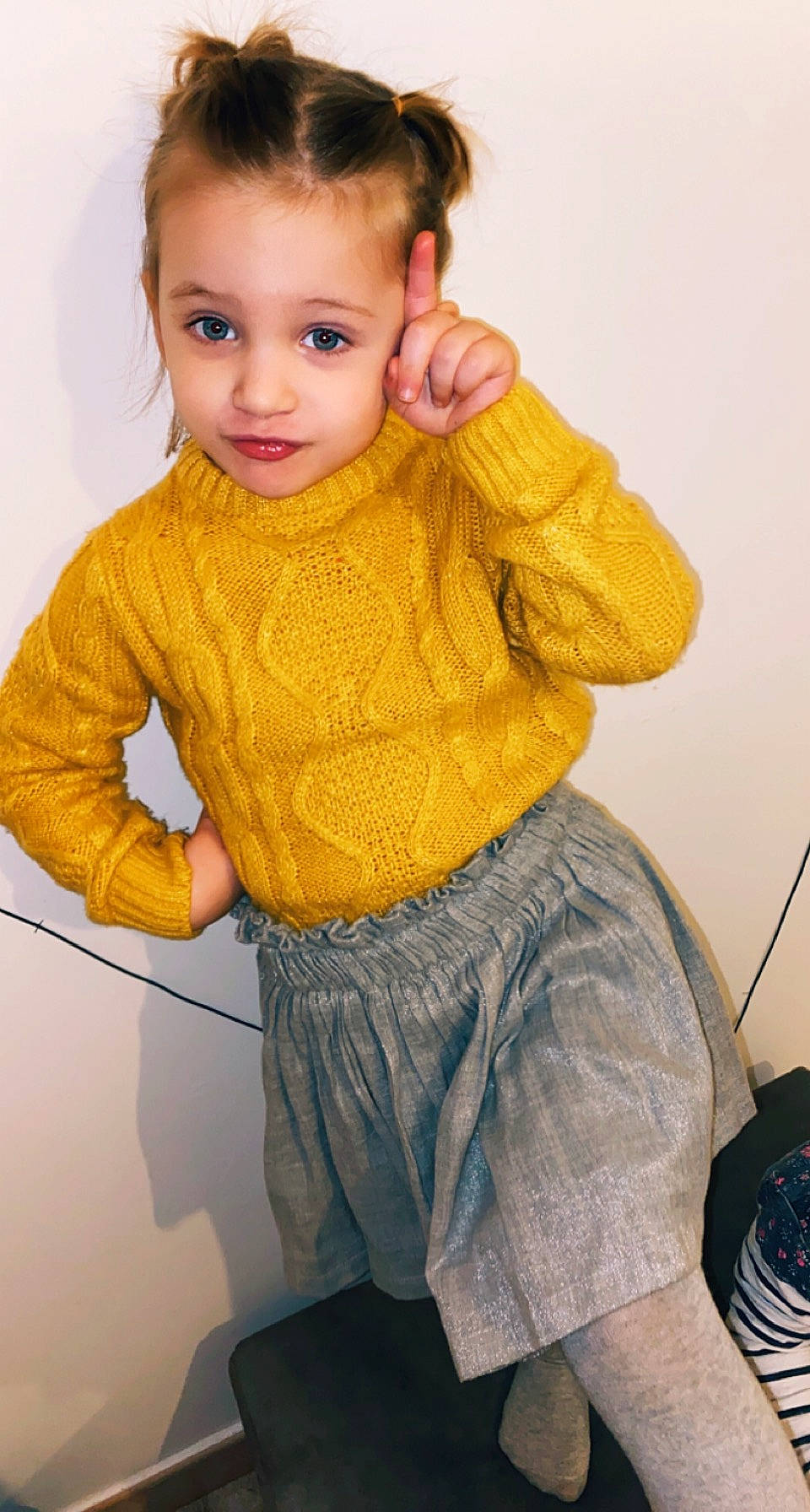 Coleen participe au concours pour gagner de l'argent avec cette photo : arm, blue, cheek, clothing, eye, face, finger, fun, green, hair, head, human, leg, lip, people, person, product, room, sitting, sweater