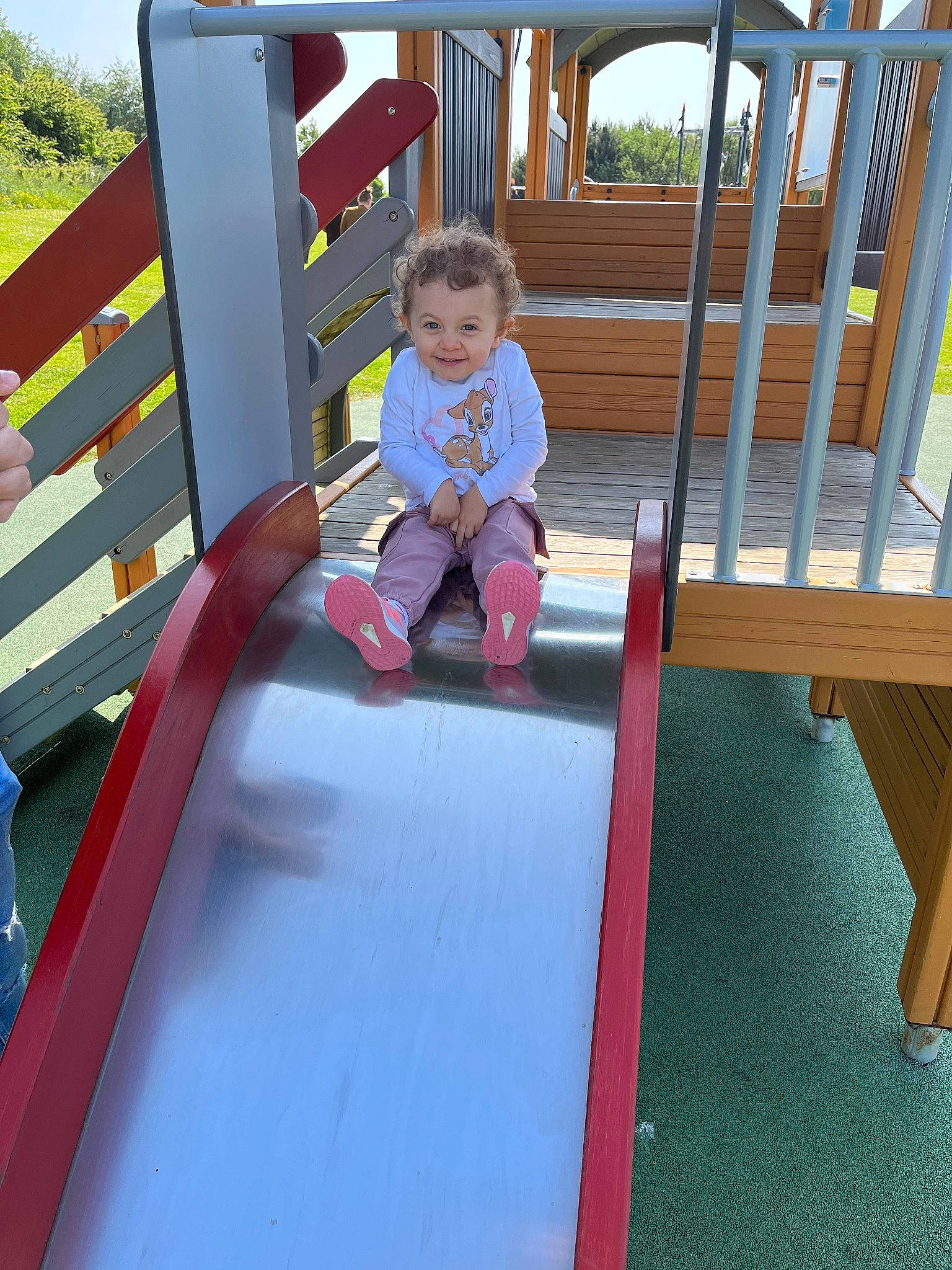 Lyna a rejoint le concours — aidez-le/la à gagner de superbes lots ! baby_toddler_clothing, child, chute, city, fun, hardwood, joy, leisure, outdoor_play_equipment, person, plant, play, playground, playground_slide, playhouse, recreation, shorts, sky, t_shirt, toddler