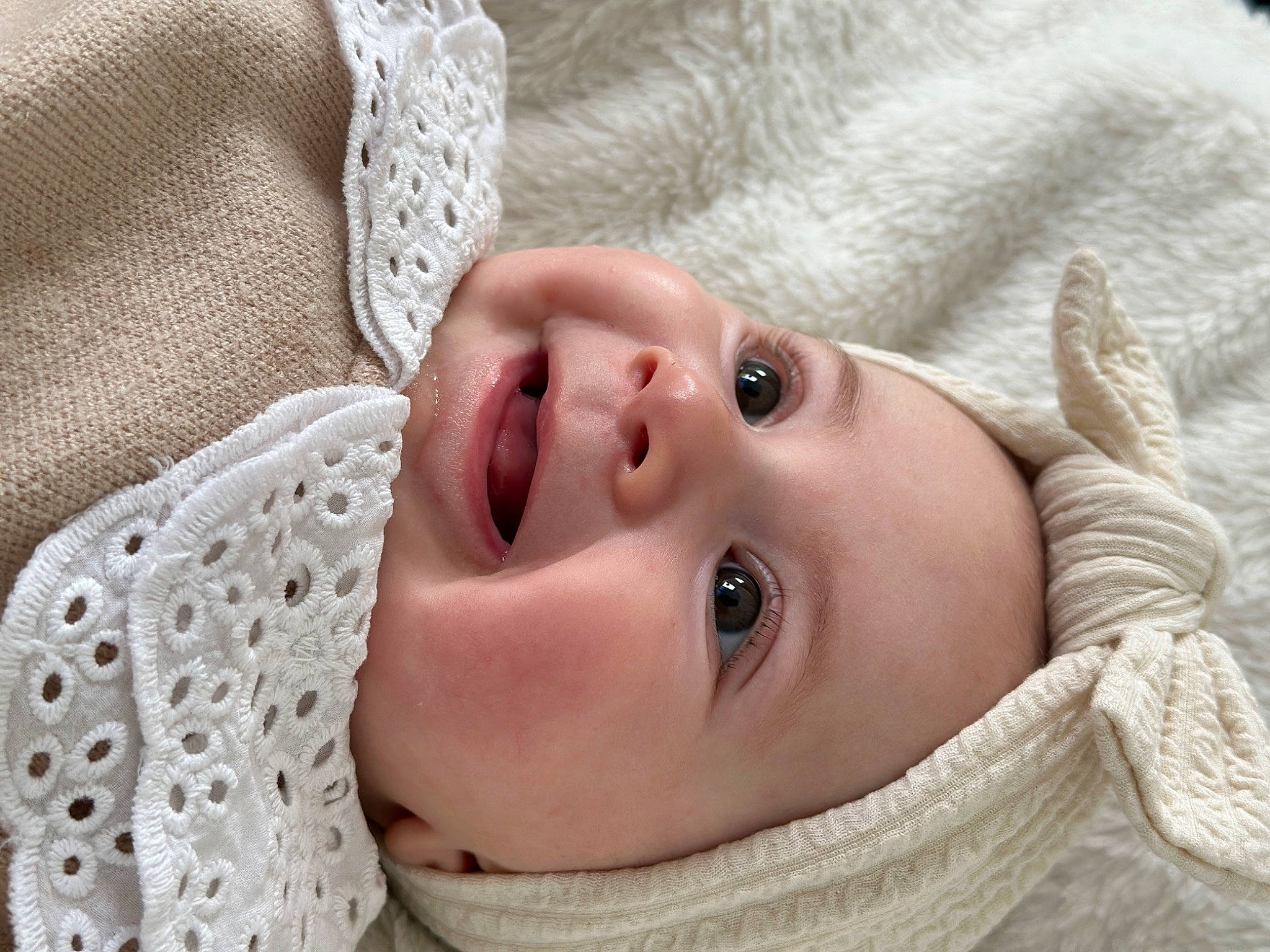 Anaya a rejoint le concours — aidez-le/la à gagner de superbes lots ! baby, baby_toddler_clothing, cheek, comfort, dress, eye, eyelash, head, headgear, human_body, iris, linens, lip, neck, nose, person, skin, sleeve, textile, toddler