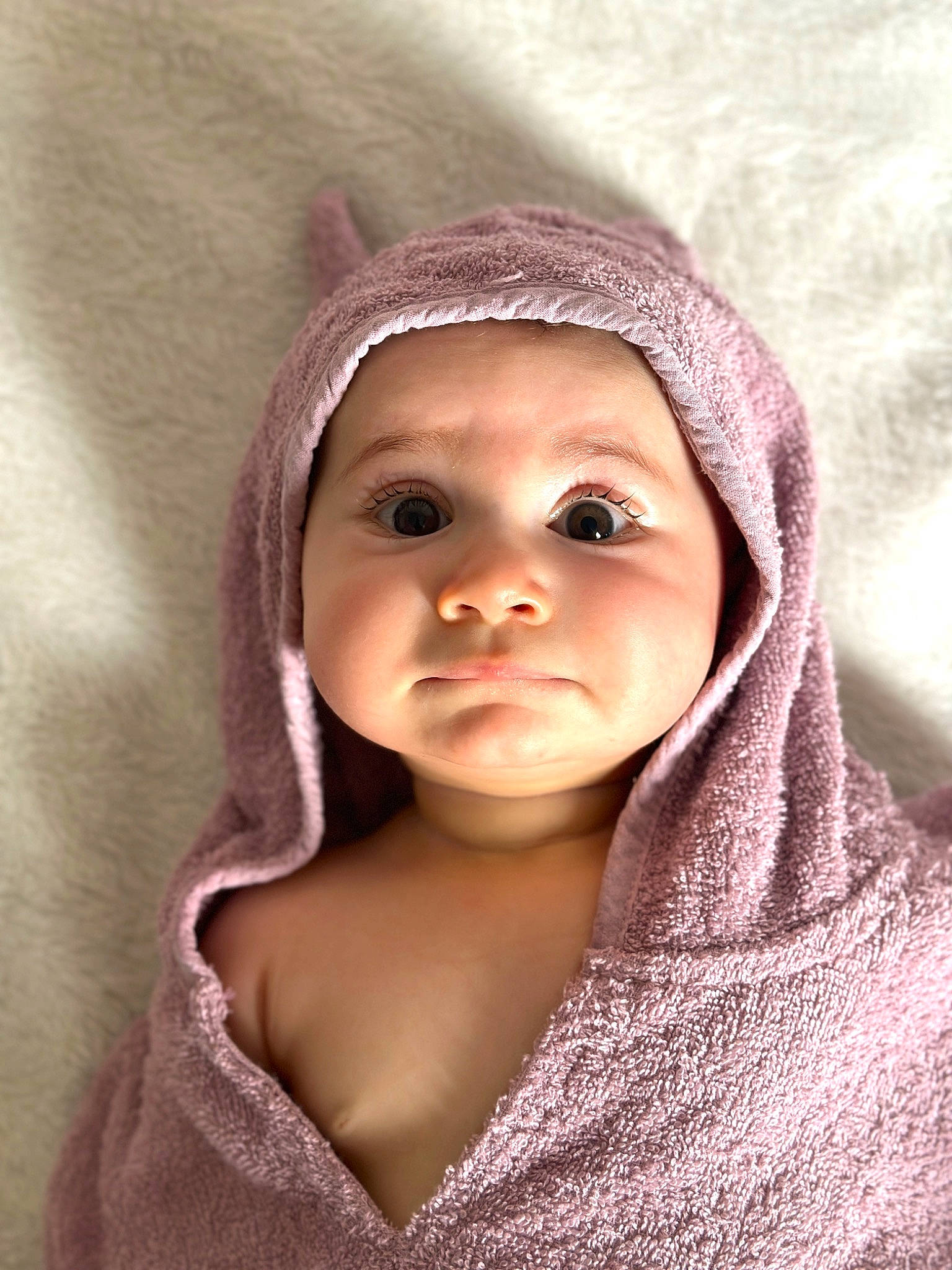 Anaya participe au concours pour gagner de l'argent avec cette photo : baby, cap, cheek, child, comfort, eyebrow, eyelash, fashion_accessory, flash_photography, happy, headgear, headwear, iris, linens, lip, nose, person, skin, sleeve, toddler