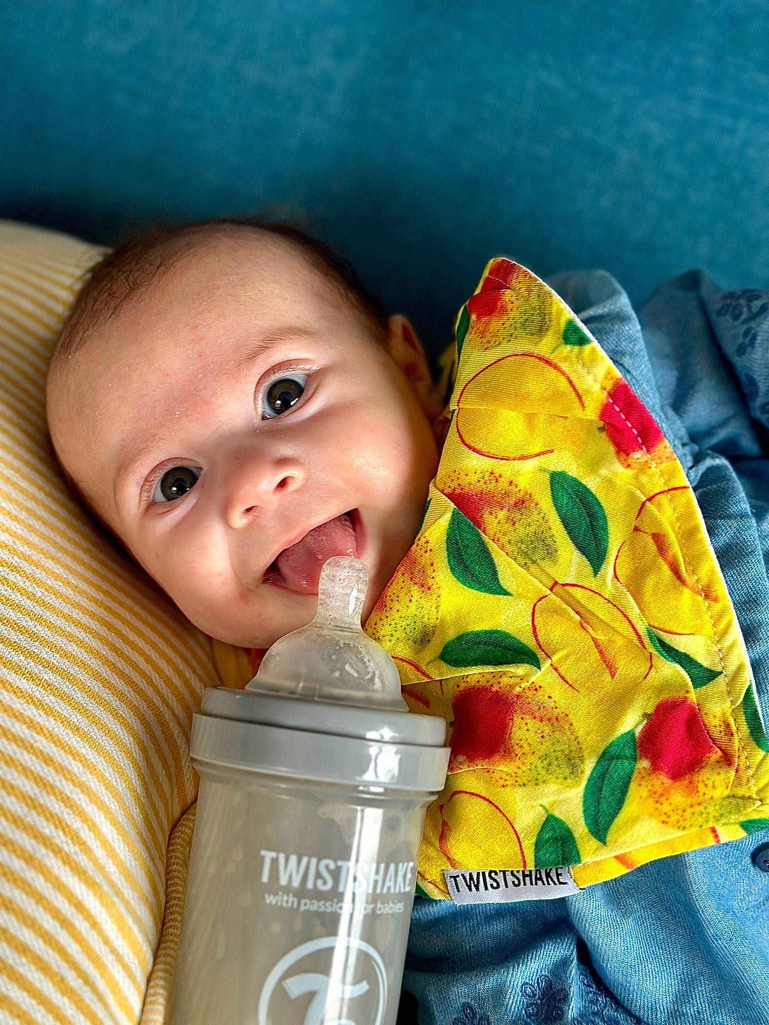 Anaya participe au concours pour gagner de l'argent avec cette photo : baby, baby_bottle, baby_products, baby_toddler_clothing, bottle, carmine, cheek, child, drink, drinking, drinkware, happy, linens, lip, nose, person, plastic, plastic_bottle, skin, sleeve