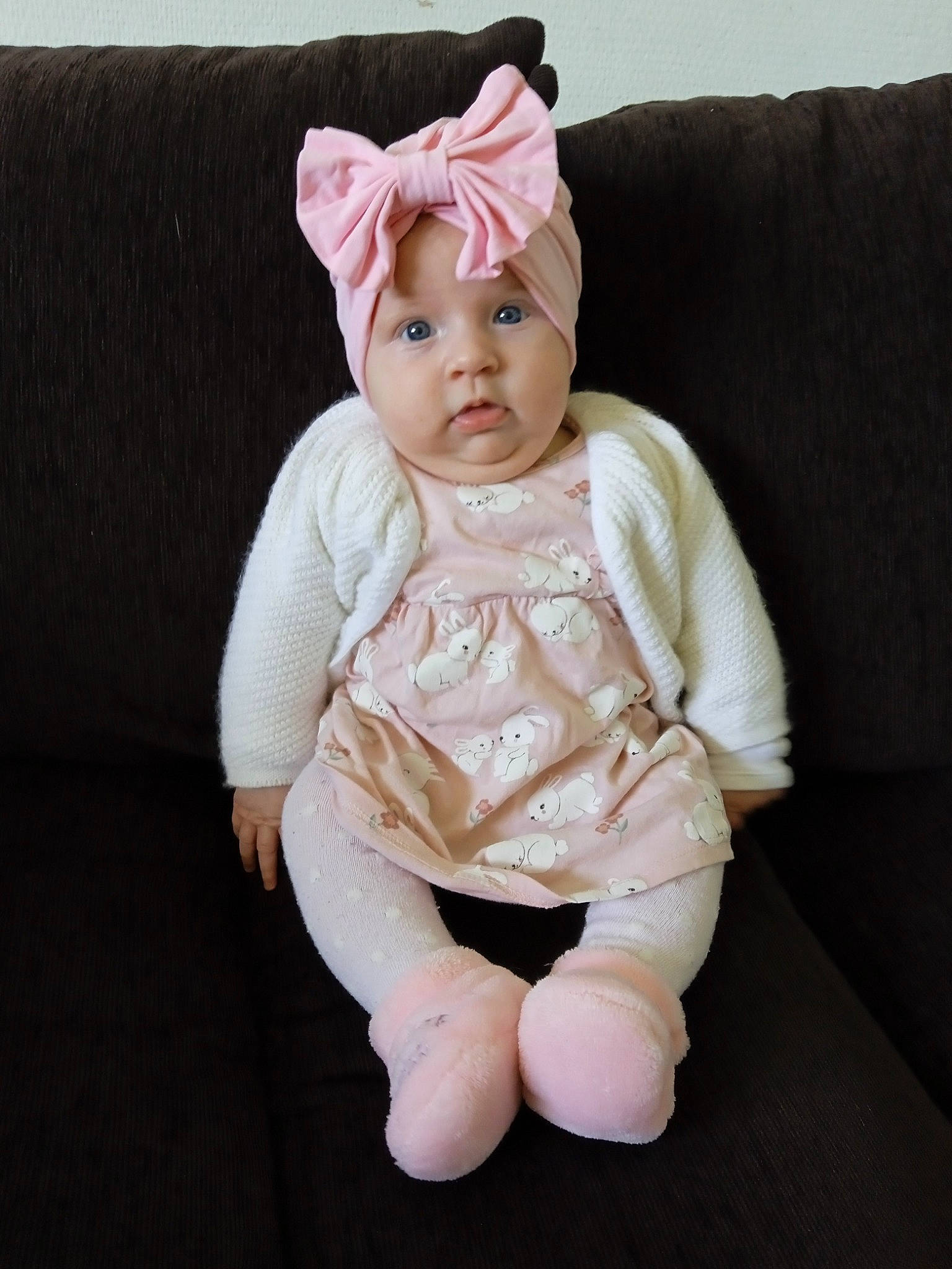 Kanélia a rejoint le concours — aidez-le/la à gagner de superbes lots ! arm, baby, baby_toddler_clothing, cheek, child, comfort, couch, dress, eyebrow, finger, headwear, human_body, human_leg, iris, linens, lip, magenta, person, pink, sleeve