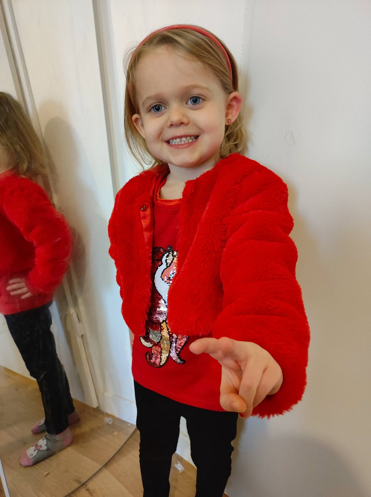 Maelyne a rejoint le concours — aidez-le/la à gagner de superbes lots ! baby_toddler_clothing, event, face, fashion_design, flooring, fun, happy, jacket, joint, joy, knee, leg, neck, person, red, sleeve, smile, sportswear, standing, toddler