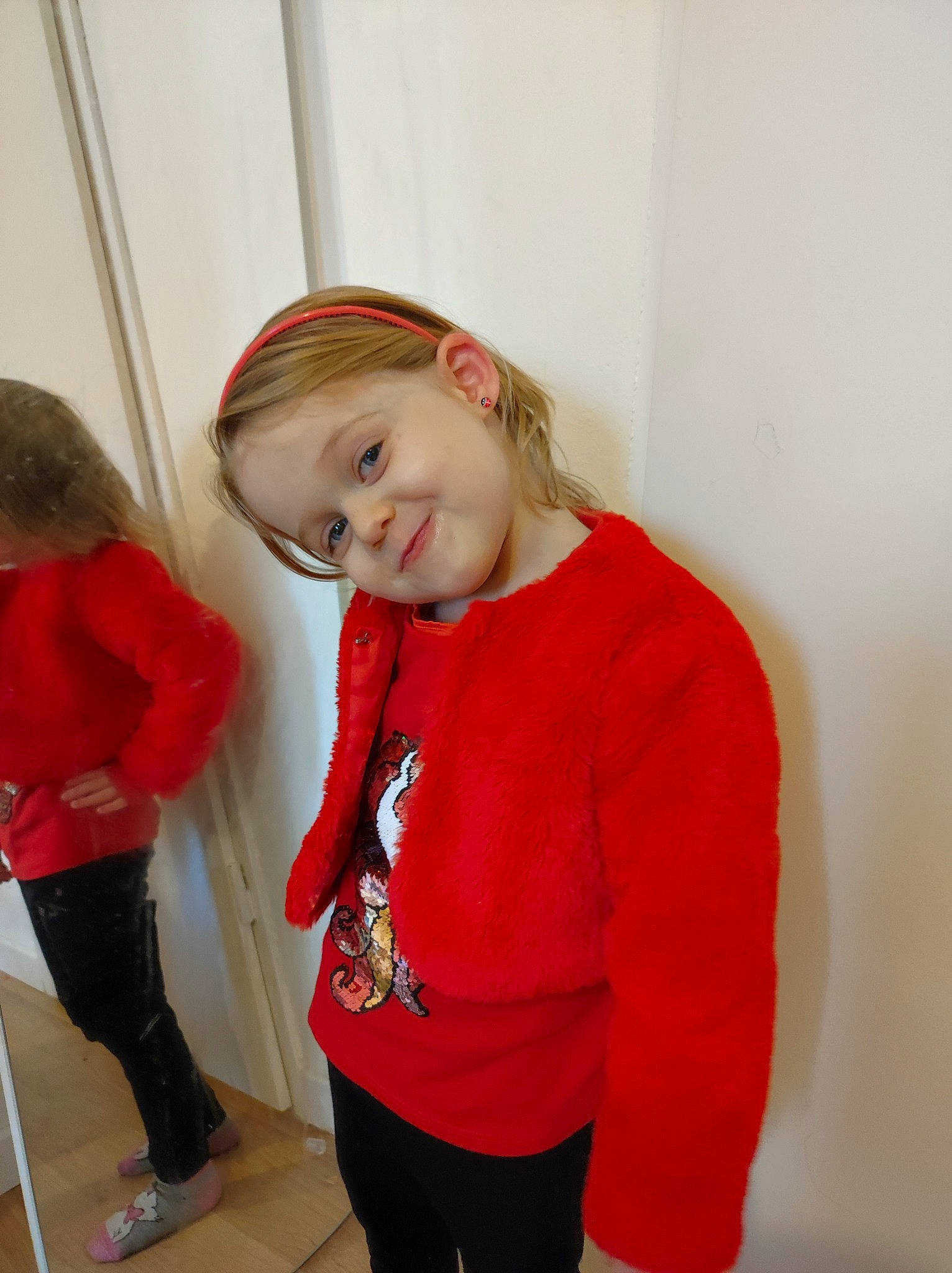 Maelyne participe au concours pour gagner de l'argent avec cette photo : abdomen, brown_hair, child, elbow, event, fashion_design, fun, fur, hair, human_leg, joy, knee, person, shoulder, sleeve, smile, sock, sportswear, thigh, toddler