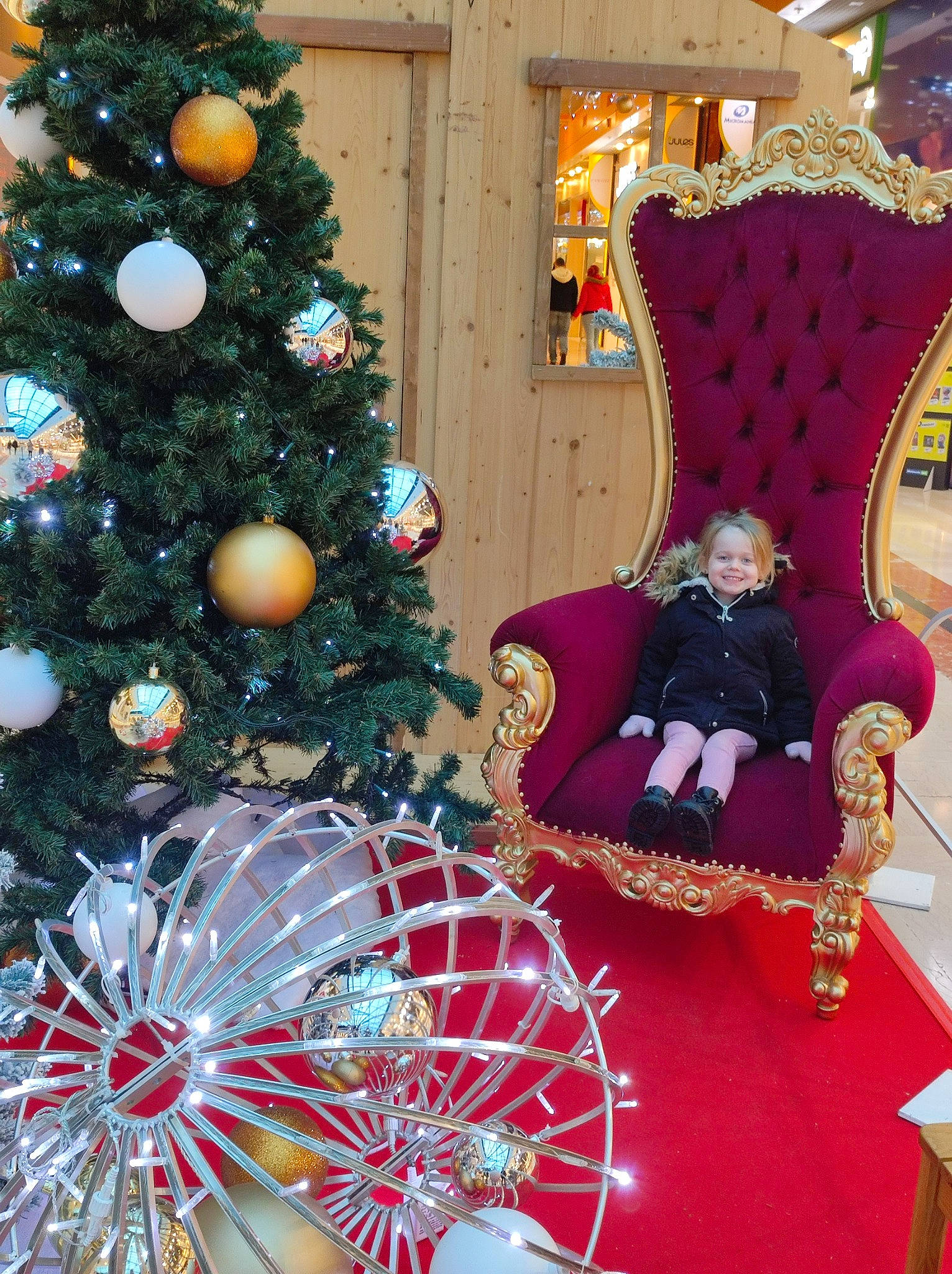 Maelyne participe au concours pour gagner de l'argent avec cette photo : christmas, christmas_decoration, christmas_eve, christmas_ornament, christmas_tree, conifer, decoration, event, evergreen, holiday, holiday_ornament, interior_design, joy, lap, ornament, person, photograph, plant, room, tradition