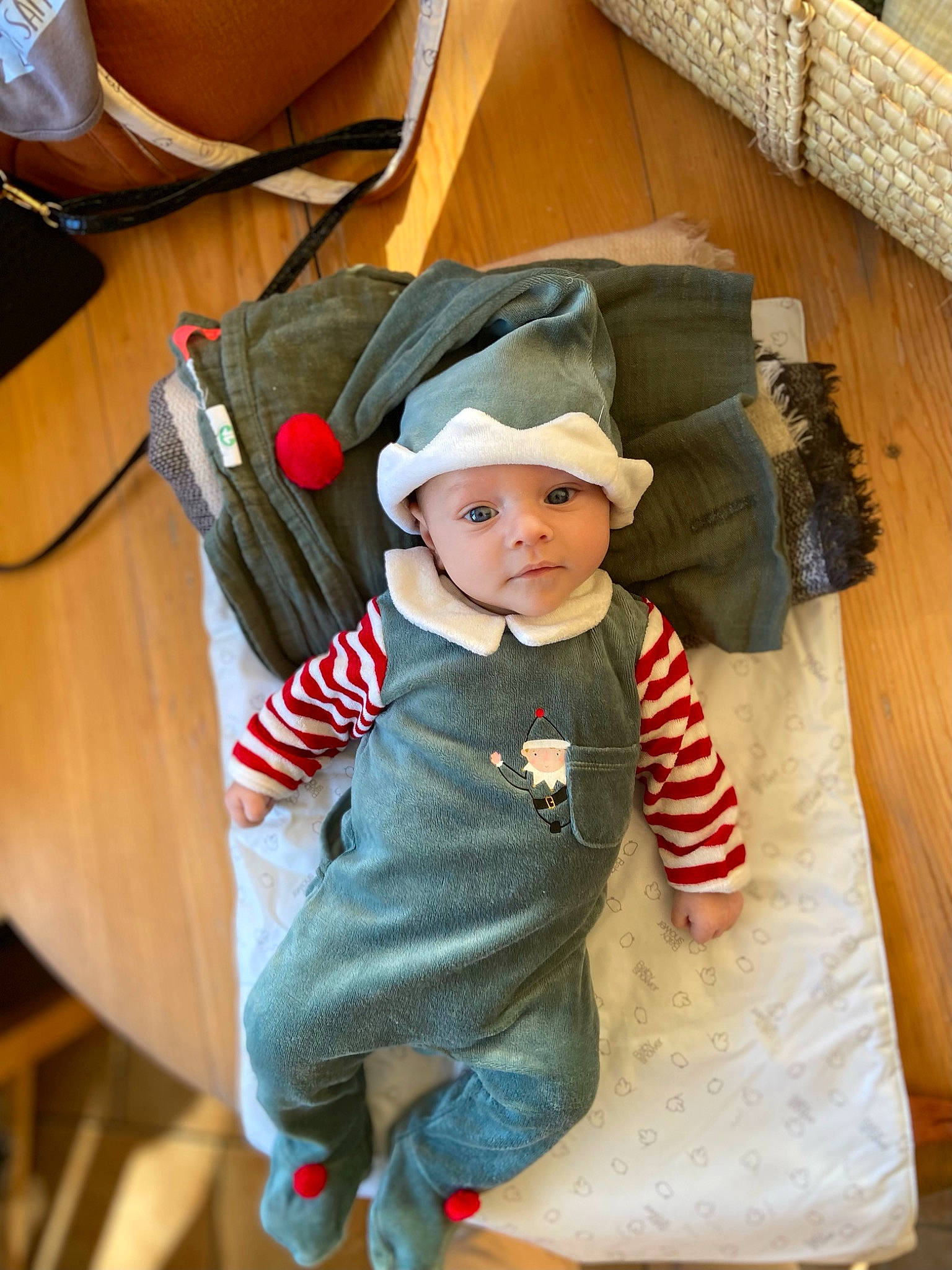 Gabin participe au concours pour gagner de l'argent avec cette photo : baby, baby_products, baby_toddler_clothing, cap, carmine, chair, child, comfort, costume_hat, fashion_accessory, hat, headgear, headwear, lap, mammal, person, room, sitting, sleeve, sun_hat