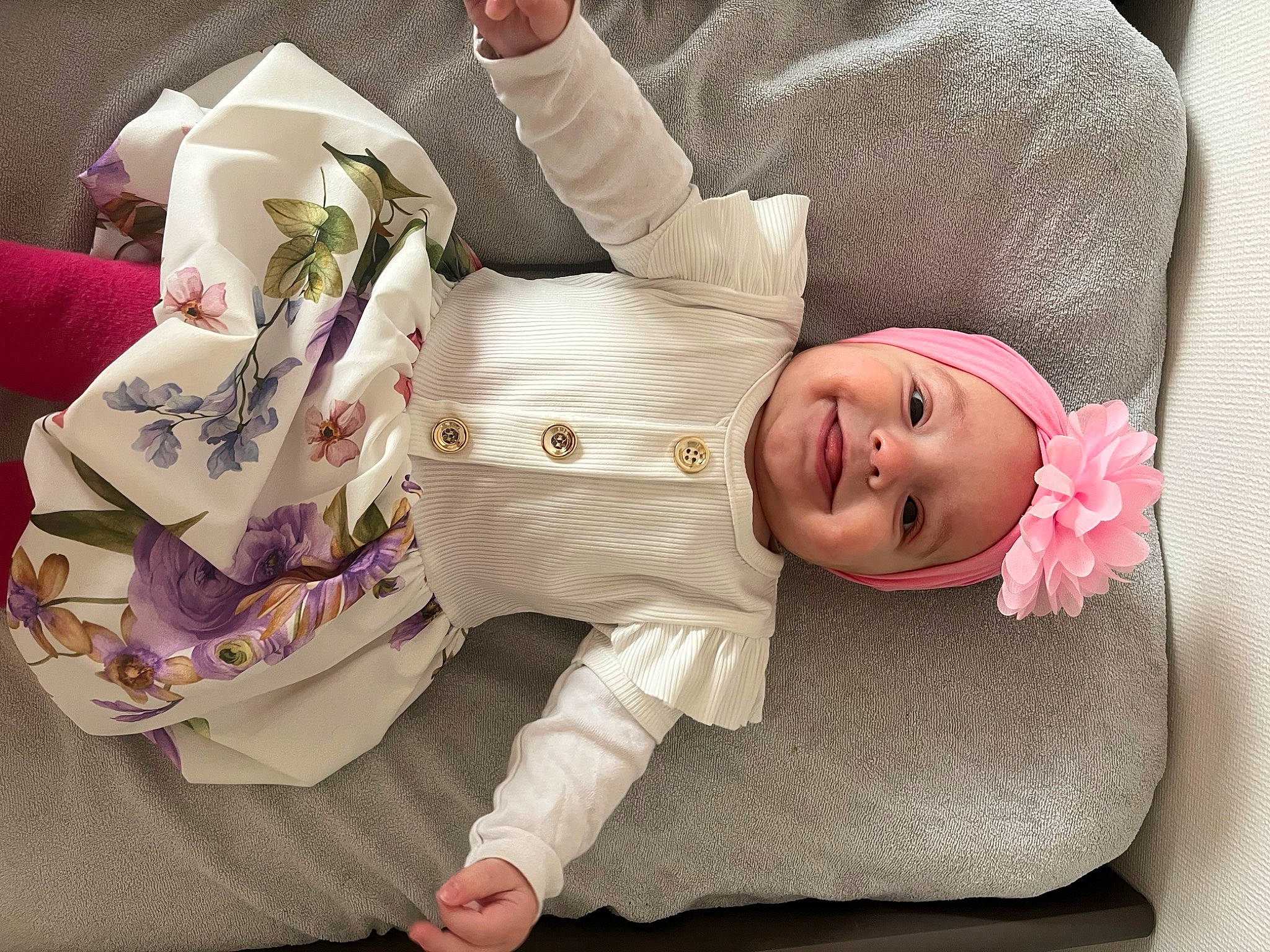 Kyarah a rejoint le concours — aidez-le/la à gagner de superbes lots ! baby_toddler_clothing, child, comfort, fashion_accessory, finger, hand, happy, headwear, human_leg, joy, linens, person, pink, product, room, sitting, skin, sleeve, smile, textile