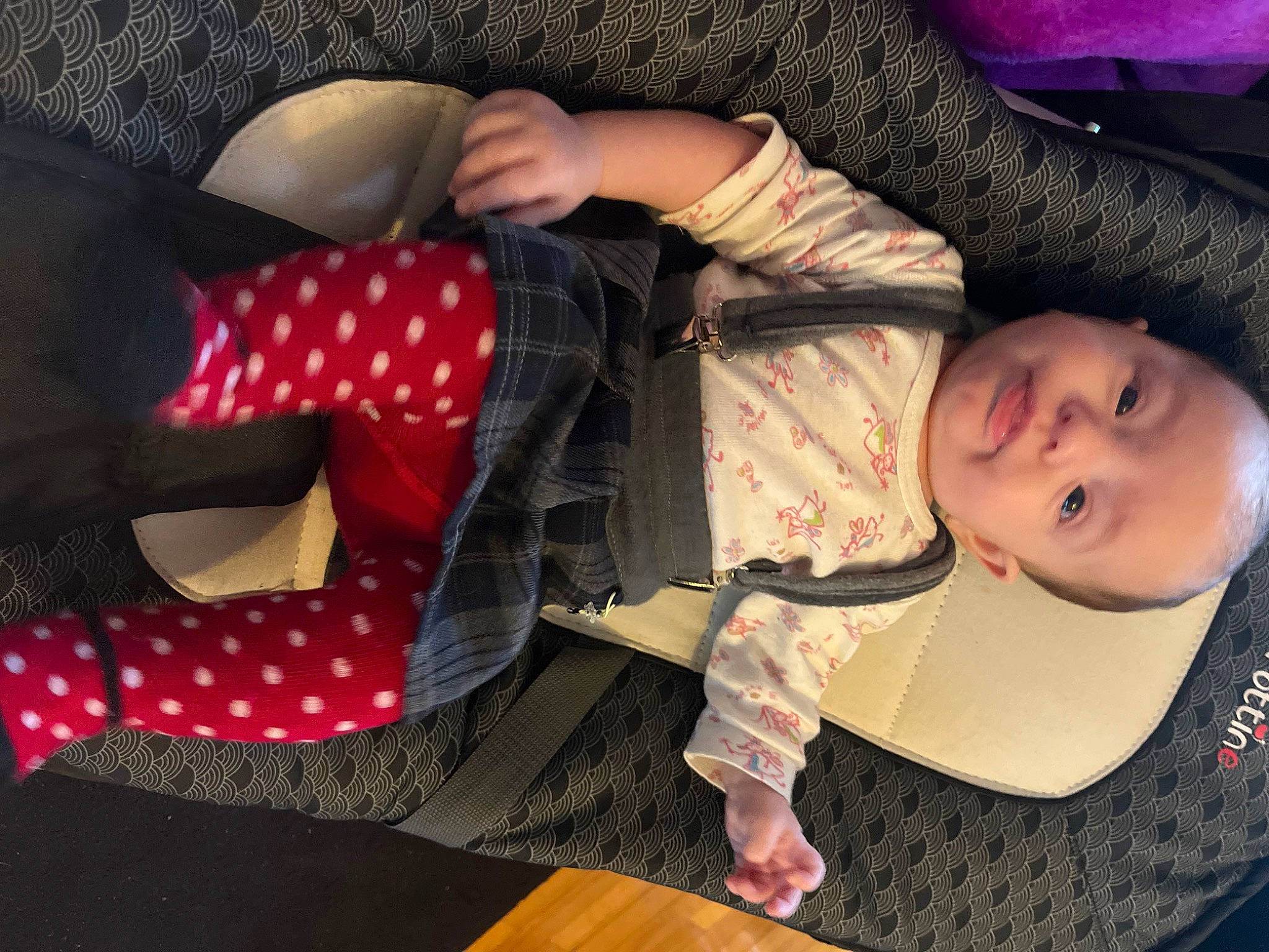 Kyarah a rejoint le concours — aidez-le/la à gagner de superbes lots ! baby, baby_products, bag, carmine, child, comfort, design, eyelash, fashion_accessory, flag_of_the_united_states, fun, happy, linens, pattern, person, plaid, sitting, sleeve, tartan, toddler