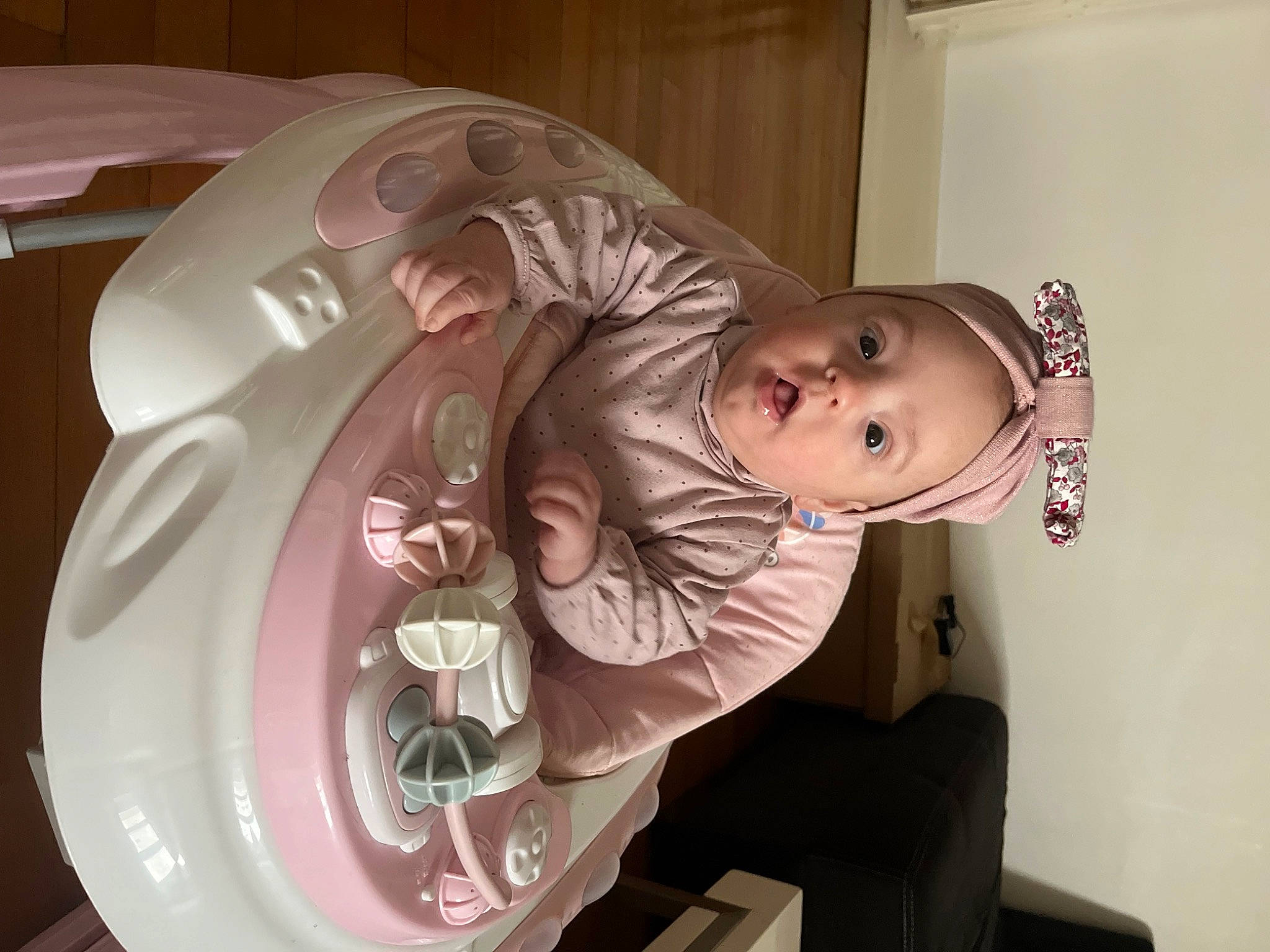 Kyarah a rejoint le concours — aidez-le/la à gagner de superbes lots ! alloy_wheel, audio_equipment, auto_part, automotive_design, automotive_lighting, automotive_tire, automotive_wheel_system, circle, comfort, headgear, home_appliance, luxury_vehicle, machine, person, platter, rim, room, sleeve, surprise, tableware