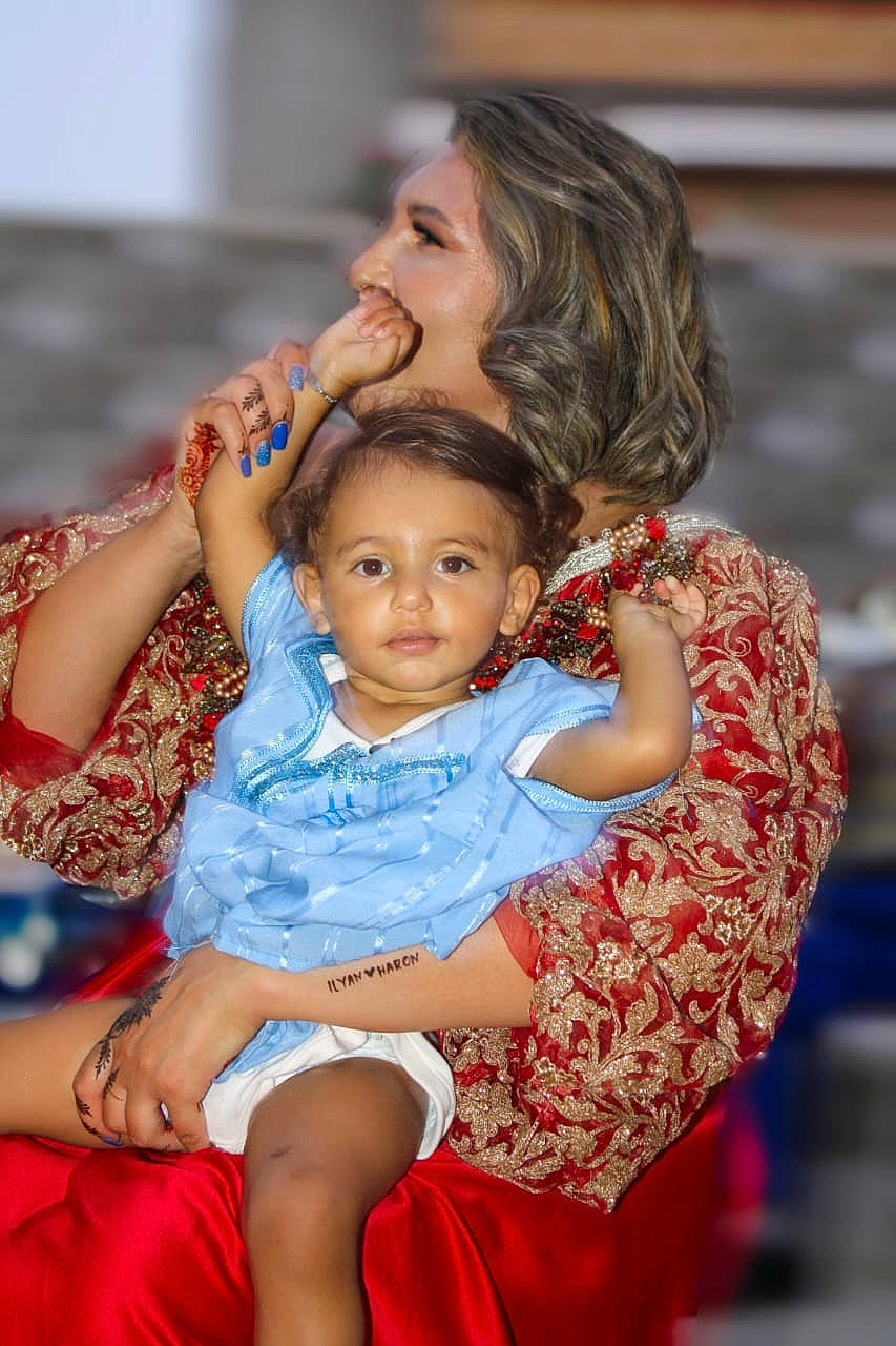 Ilyan participe au concours pour gagner de l'argent avec cette photo : arm, cheek, child, flash_photography, fun, gesture, hair, hand, happy, human, interaction, iris, leisure, person, red, shoulder, skin, smile, summer, temple