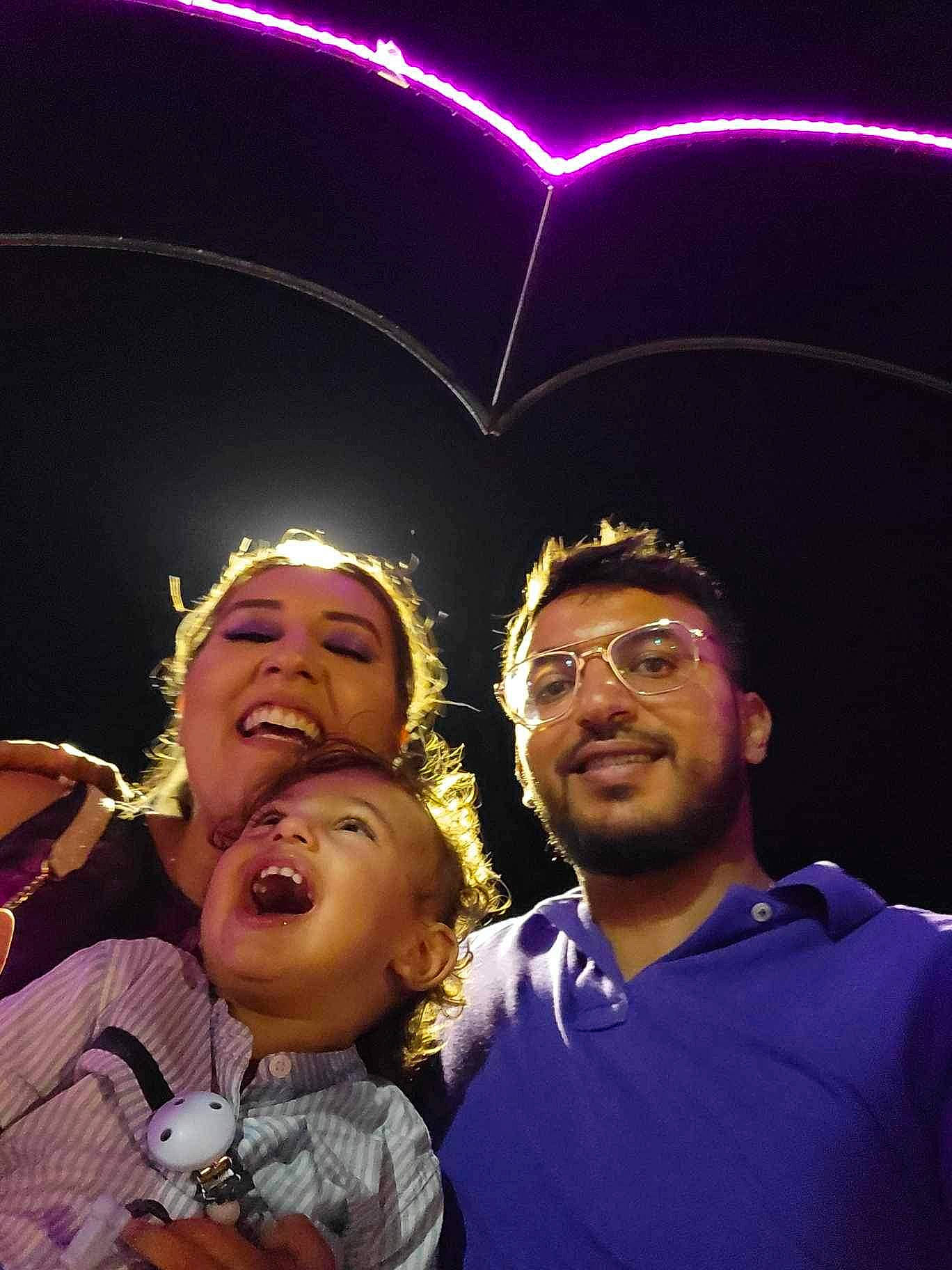 Ilyan a rejoint le concours — aidez-le/la à gagner de superbes lots ! darkness, electric_blue, entertainment, event, eyewear, facial_expression, flash_photography, fun, gesture, happy, joy, light, lighting, magenta, midnight, night, performing_arts, person, purple, smile