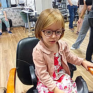 Athenais participe au concours pour gagner de l'argent avec cette photo : black_chair, casual_clothing, child, conversation, curly_hair, dog, eyewear, facial_expression, floral_dress, girl, glasses, hair_products, hair_salon, indoor, mirror, people, pink_jacket, salon_chair, waiting_area, wooden_floor