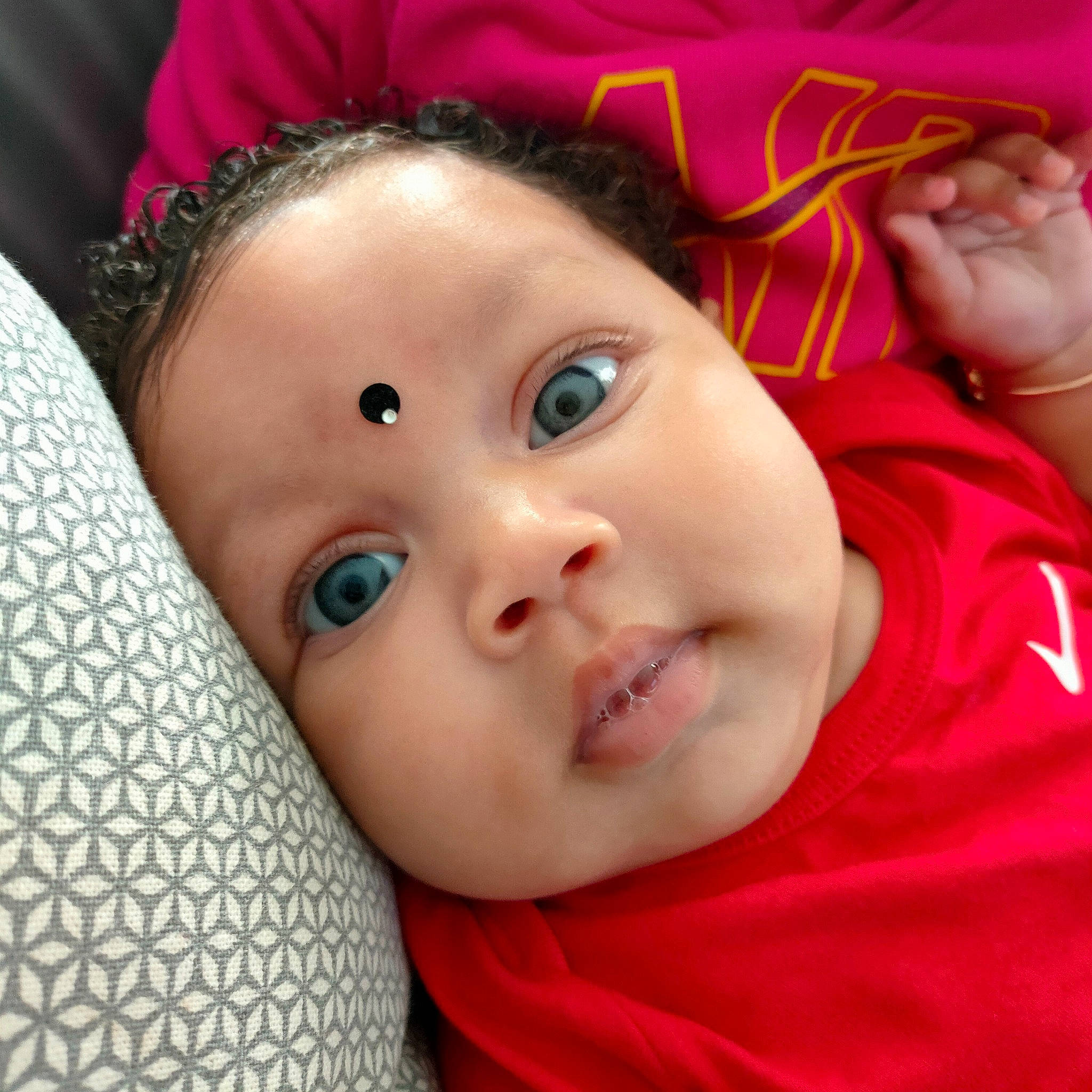 Swaëlya a rejoint le concours — aidez-le/la à gagner de superbes lots ! baby, cheek, chin, eyebrow, eyelash, facial_expression, finger, gesture, happy, headgear, iris, lip, mouth, nose, organ, person, pink, skin, textile, toddler