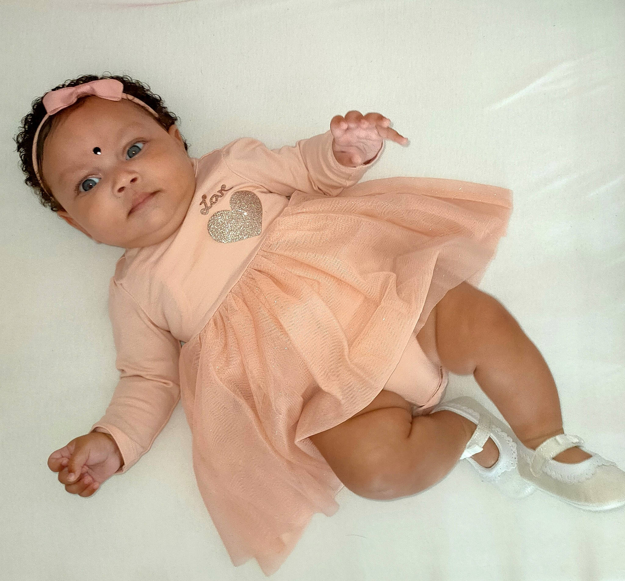 Swaëlya a rejoint le concours — aidez-le/la à gagner de superbes lots ! baby, baby_toddler_clothing, barefoot, chest, child, comfort, finger, flash_photography, foot, gesture, happy, human_leg, knee, person, pink, sitting, sleeve, thigh, thumb, toddler