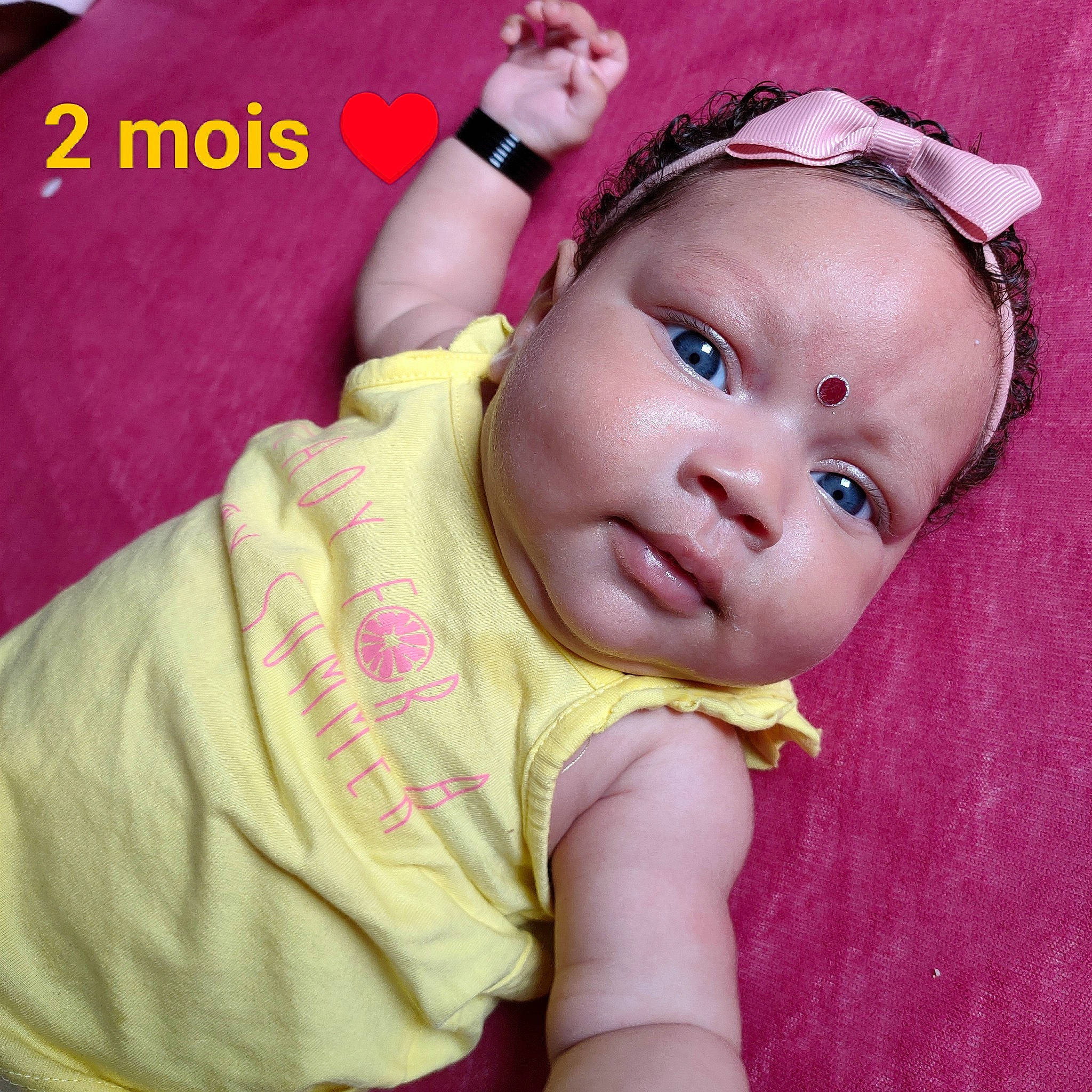 Swaëlya participe au concours pour gagner de l'argent avec cette photo : baby, baby_products, baby_toddler_clothing, cheek, ear, eye, eyelash, face, fashion_accessory, finger, gesture, happy, headband, magenta, nose, person, pink, skin, sleeve, thumb