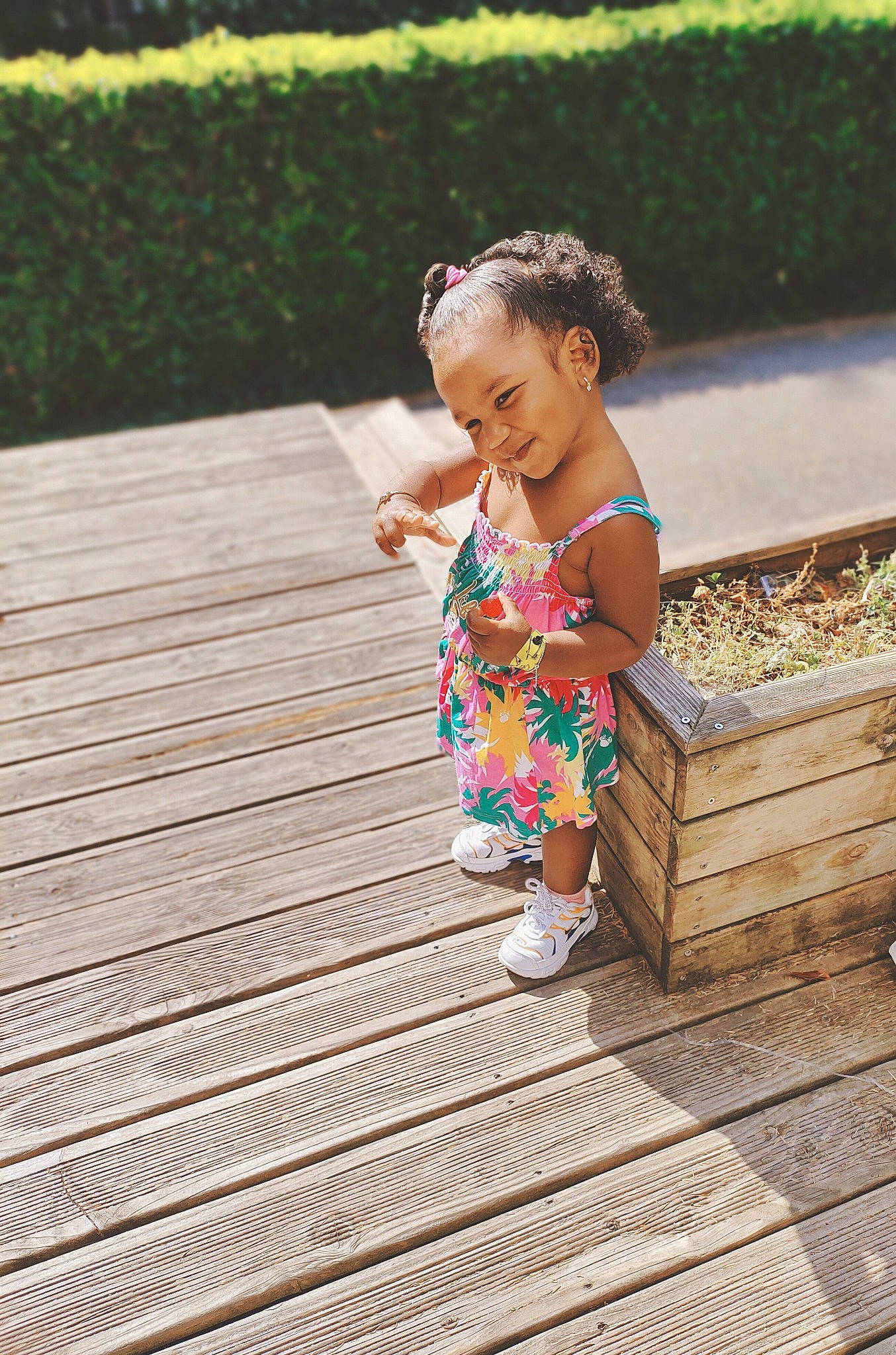Swaina a rejoint le concours — aidez-le/la à gagner de superbes lots ! baby, baby_toddler_clothing, child, floor, flooring, fun, grass, green, happy, hardwood, joint, joy, leisure, people_in_nature, person, plant, public_space, skin, standing, summer