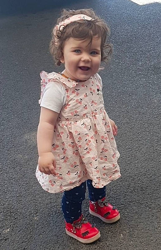 Lùna a rejoint le concours — aidez-le/la à gagner de superbes lots ! baby_toddler_clothing, dress, eye, face, footwear, fun, happy, human_leg, magenta, pattern, people, people_in_nature, person, pink, shoe, skin, sleeve, smile, sneakers, standing