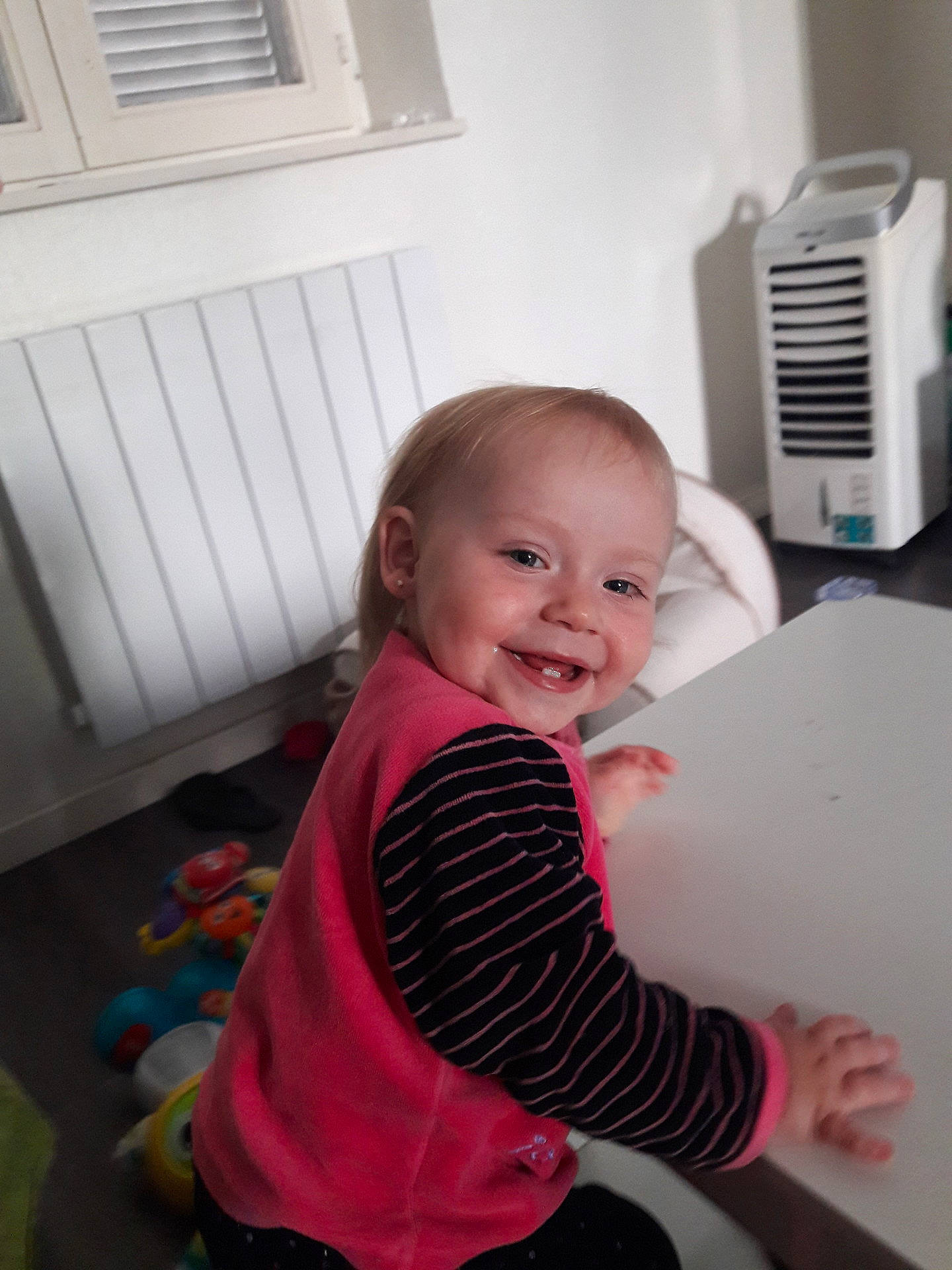 Félliçia participe au concours pour gagner de l'argent avec cette photo : child, dress, human_positions, infant, joy, person, play, product, sitting, skin, toddler