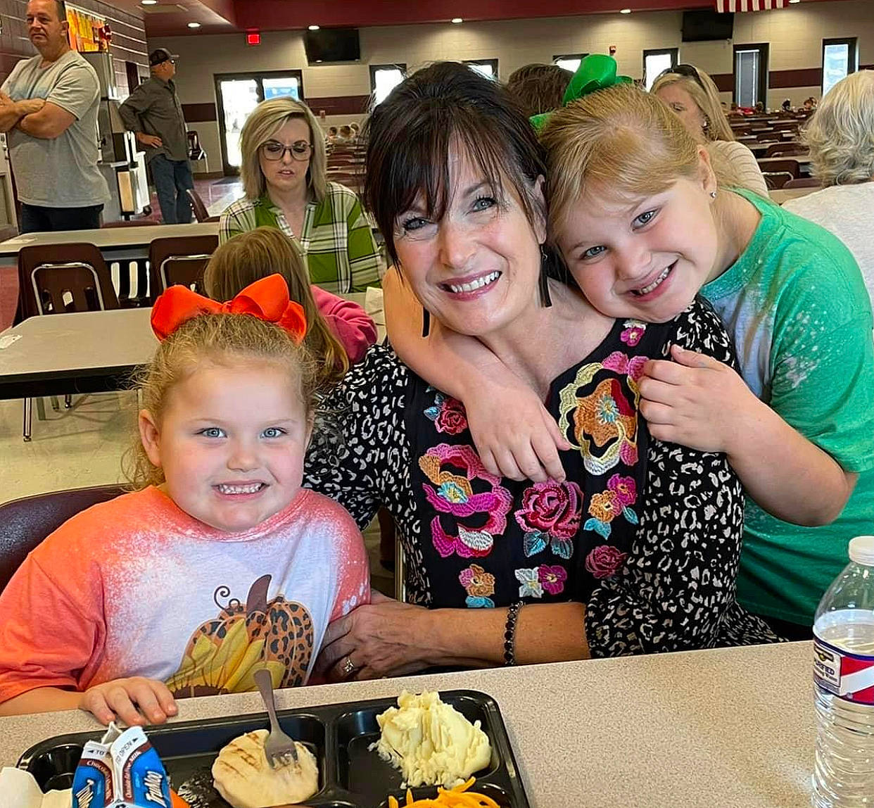 Anniston is registered to the contest to win money with this photo: blond, bottle, chair, drinking_water, event, friendship, fun, hair, happy, joy, junk_food, leisure, person, plastic_bottle, recreation, sharing, smile, t_shirt, table, tableware