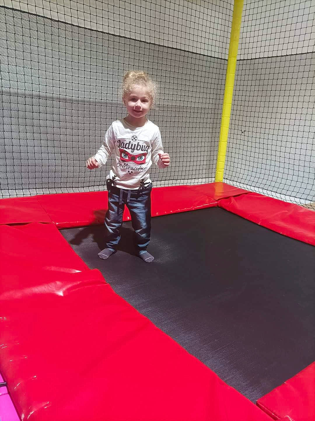 Lyloo participe au concours pour gagner de l'argent avec cette photo : asphalt, carmine, carpet, electric_blue, flooring, grass, human_leg, joy, knee, leg, leisure, magenta, pattern, person, shoe, shorts, sleeve, sneakers, sports, sportswear