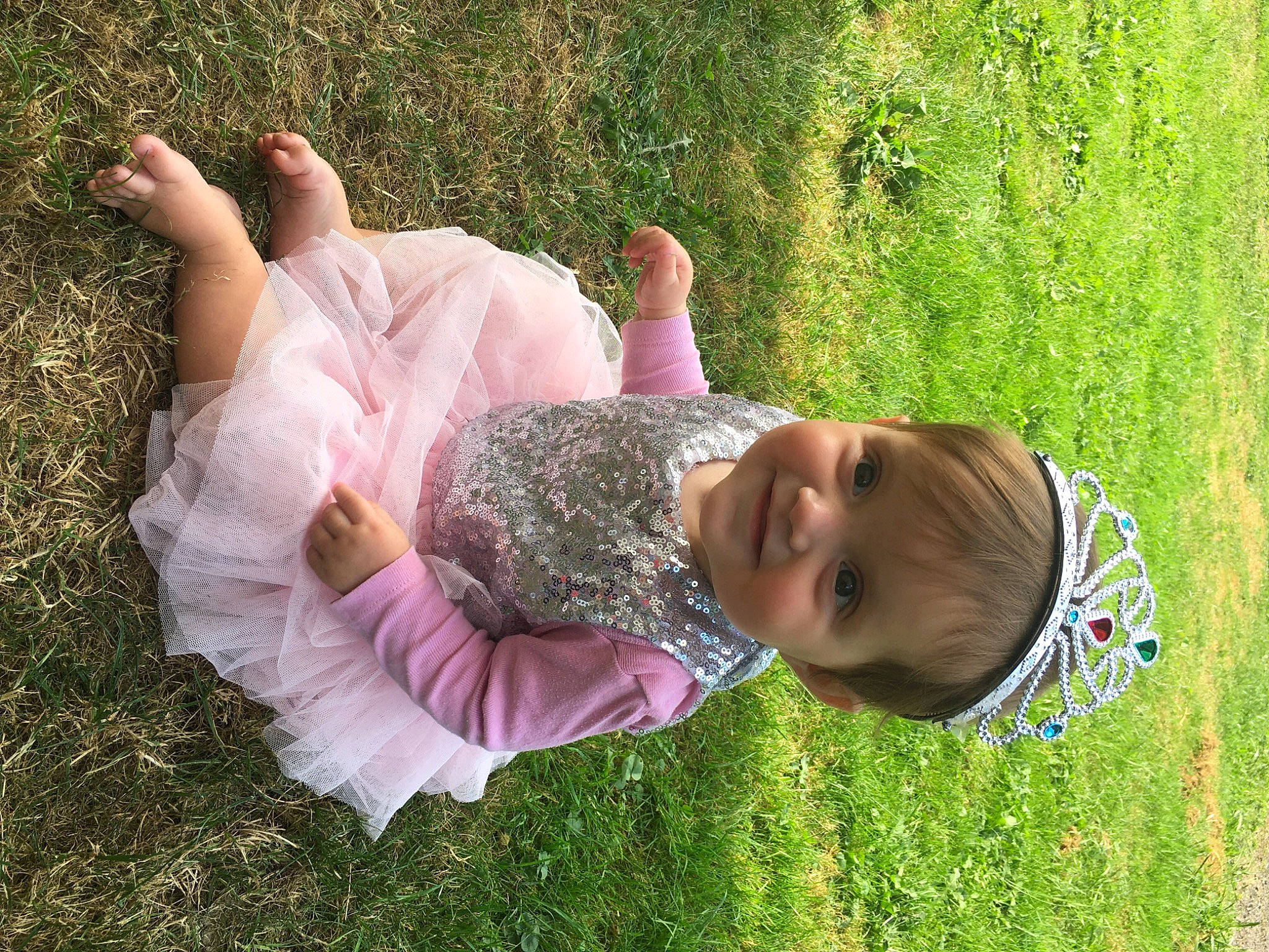 Nélia a rejoint le concours — aidez-le/la à gagner de superbes lots ! baby_toddler_clothing, child, gesture, grass, grass_family, grassland, green, happy, human_body, joy, lawn, leaf, leisure, meadow, people_in_nature, person, plant, skin, smile, thumb