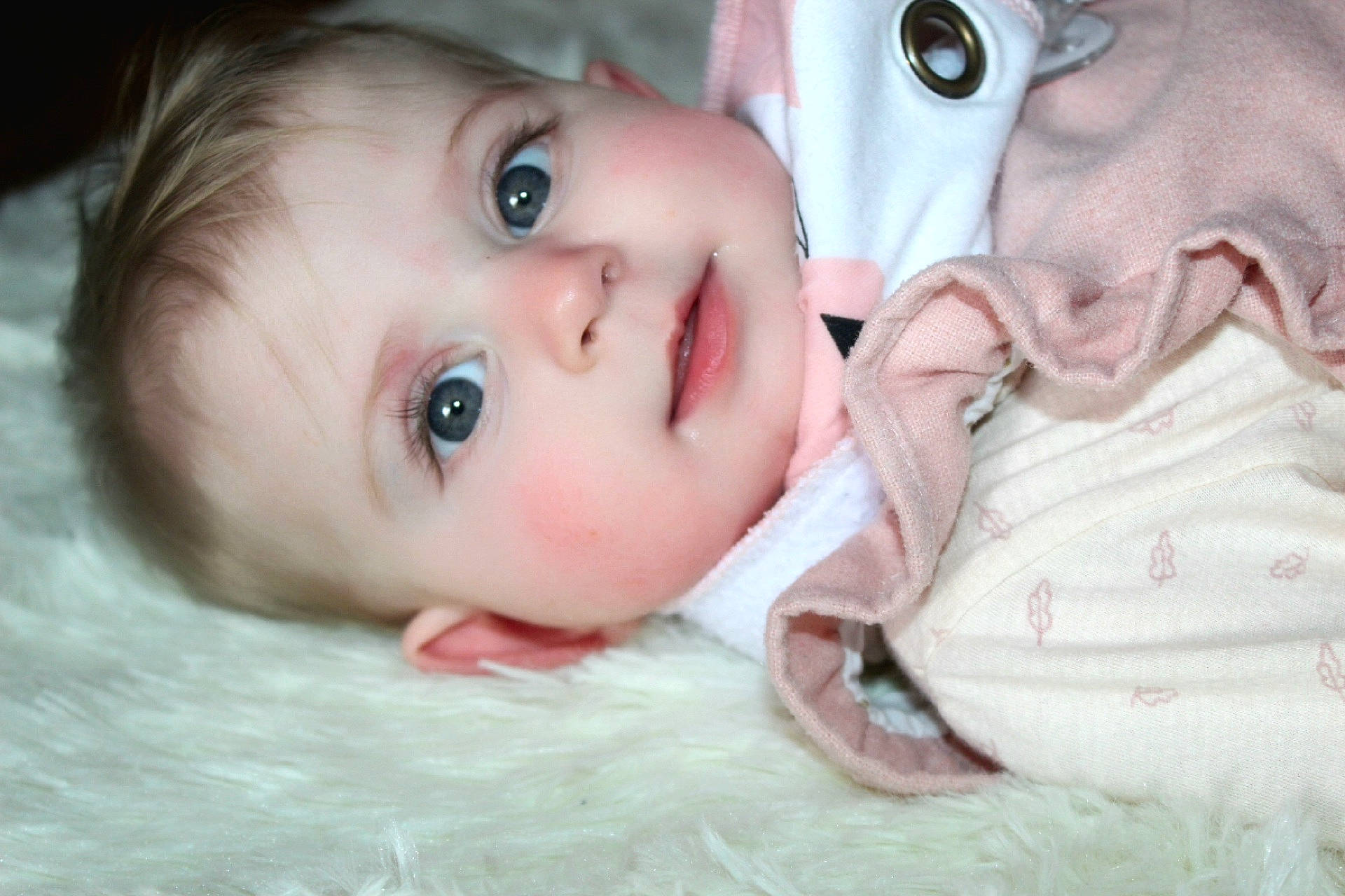 Léa participe au concours pour gagner de l'argent avec cette photo : baby, baby_toddler_clothing, brown_hair, cheek, child, chin, eyebrow, eyelash, flash_photography, fur, happy, iris, lip, mouth, nose, organ, person, skin, sleeve, textile