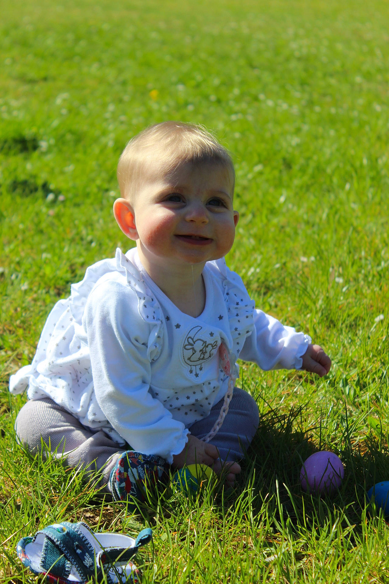 Léa participe au concours pour gagner de l'argent avec cette photo : baby, baby_toddler_clothing, grass, grass_family, green, happy, joy, leaf, mammal, nature, people, people_in_nature, person, photograph, plant, playing_sports, smile, sports_equipment, summer, sunlight