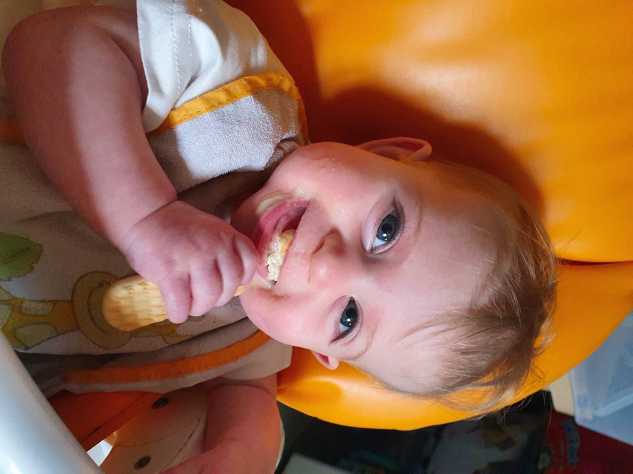 Léa a rejoint le concours — aidez-le/la à gagner de superbes lots ! baby, cheek, chin, dress, ear, eyebrow, eyelash, finger, happy, headgear, iris, lip, mouth, nose, orange, organ, person, skin, smile, toddler