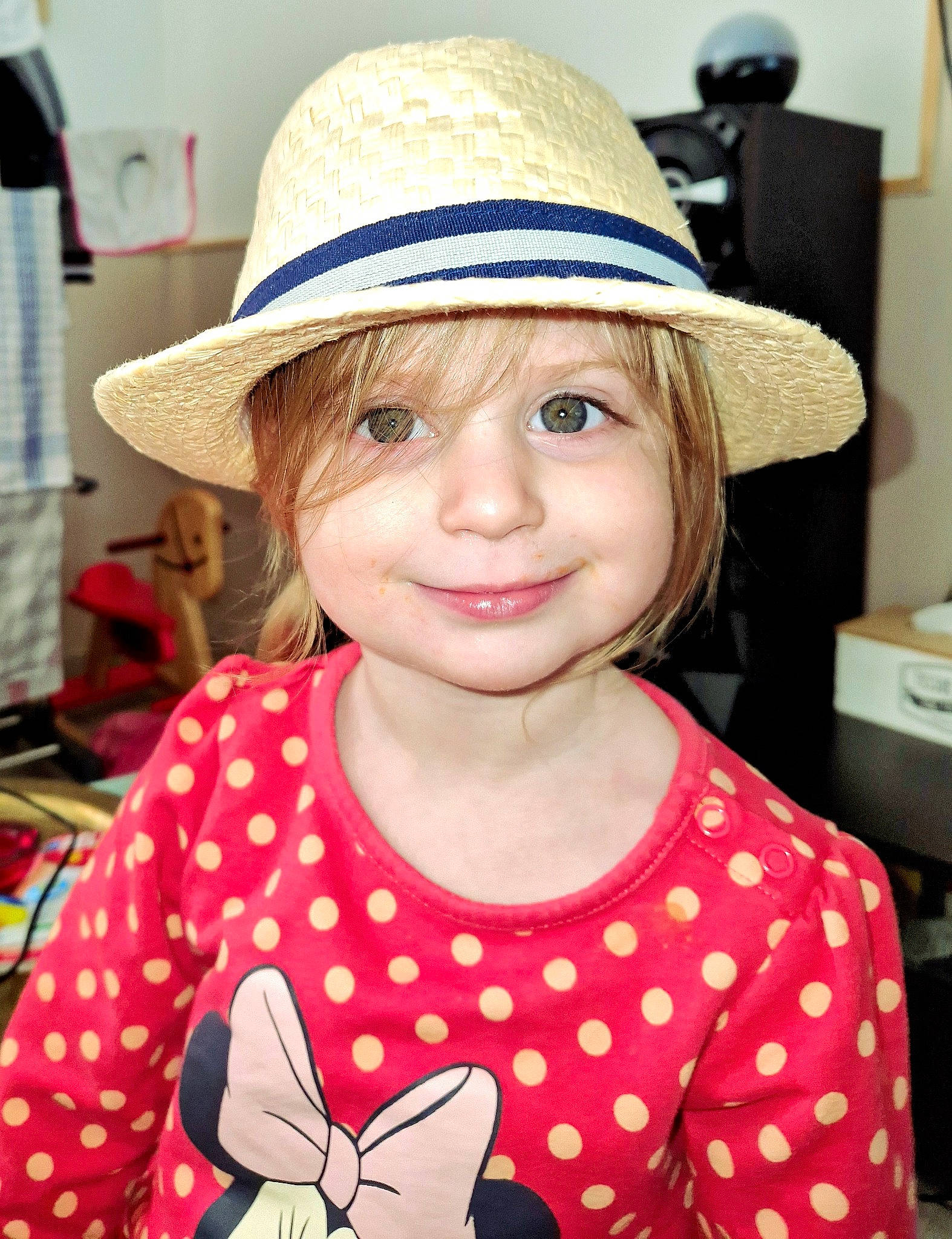 Léa a rejoint le concours — aidez-le/la à gagner de superbes lots ! beauty, child, cool, costume_hat, eye, eyelash, fun, happy, hat, headwear, joy, organ, pattern, person, photograph, pink, skin, sleeve, smile, snapshot