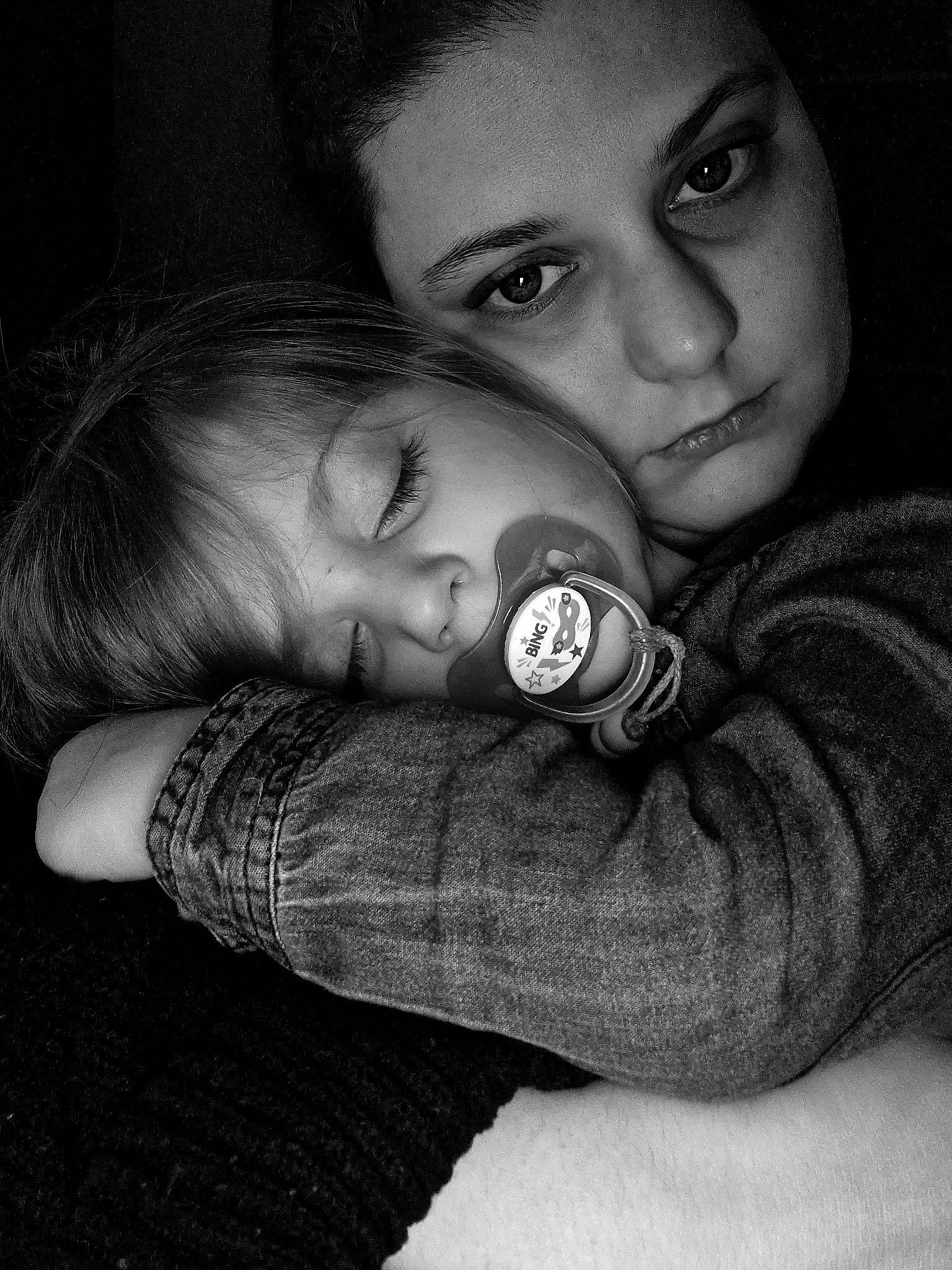 Léa a rejoint le concours — aidez-le/la à gagner de superbes lots ! beauty, black_and_white, cheek, comfort, elbow, eyebrow, eyelash, finger, flash_photography, gesture, happy, jewellery, lip, monochrome, monochrome_photography, mouth, nose, organ, person, smile