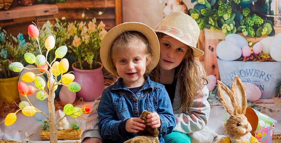 Léa participe au concours pour gagner de l'argent avec cette photo : child, community, event, flower, flower_arranging, fun, happy, hat, headwear, joy, leaf, leisure, people, person, photograph, plant, smile, snapshot, sun_hat, toddler