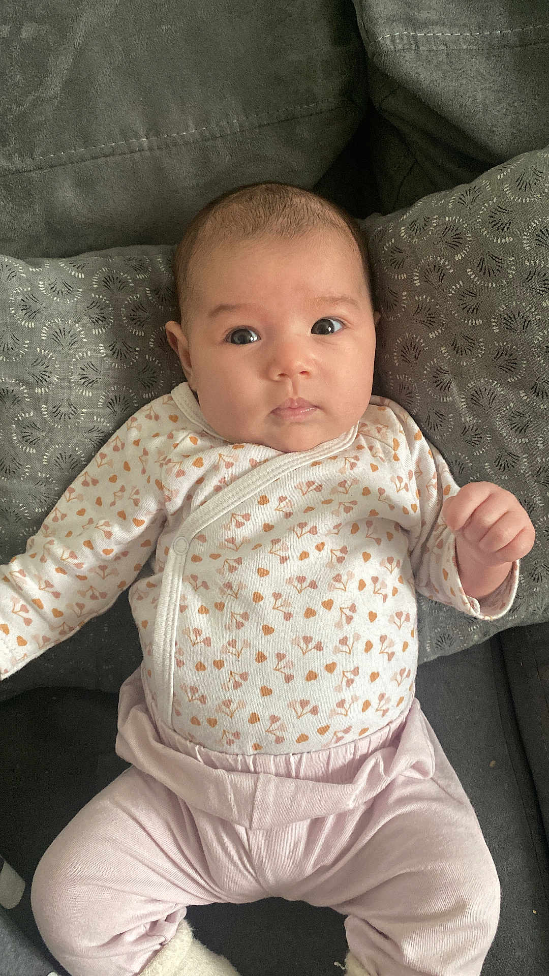 Djanelya participe au concours pour gagner de l'argent avec cette photo : baby, infant, child, face, eyes, clothing, pillow, couch, pattern, pink_pants, white_shirt, cute, indoors, portrait, sitting, young, person, soft, comfortable, cozy