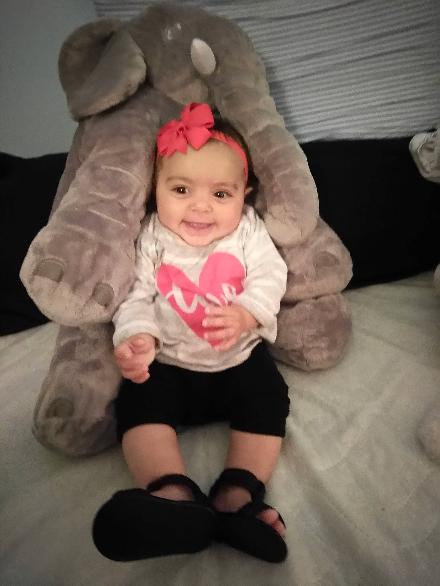 Divina is registered to the contest to win money with this photo: child, clothing, human_positions, image, infant, joy, pink, skin, toddler, toy