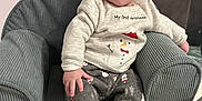 Noé a rejoint le concours — aidez-le/la à gagner de superbes lots ! baby, child, armchair, clothing, sweater, pants, snowman, holiday, christmas, smiling, face, feet, hand, indoor, cozy, cute, infant, furniture, happy, portrait