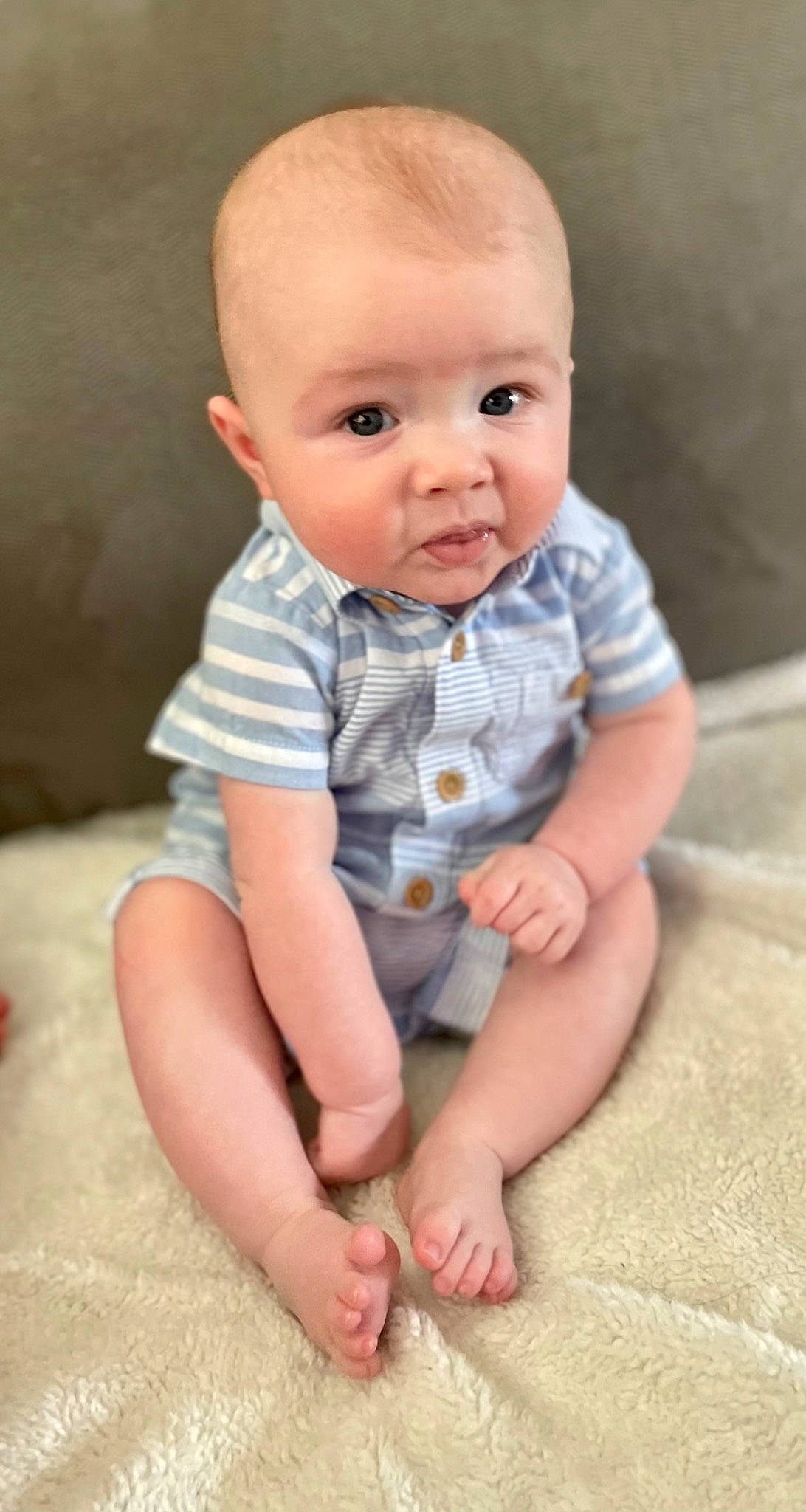 Gauge is registered to the contest to win money with this photo: arm, baby, baby_toddler_clothing, barefoot, cheek, child, collar, comfort, finger, flooring, foot, happy, human_leg, iris, pattern, person, portrait_photography, sitting, skin, sleeve