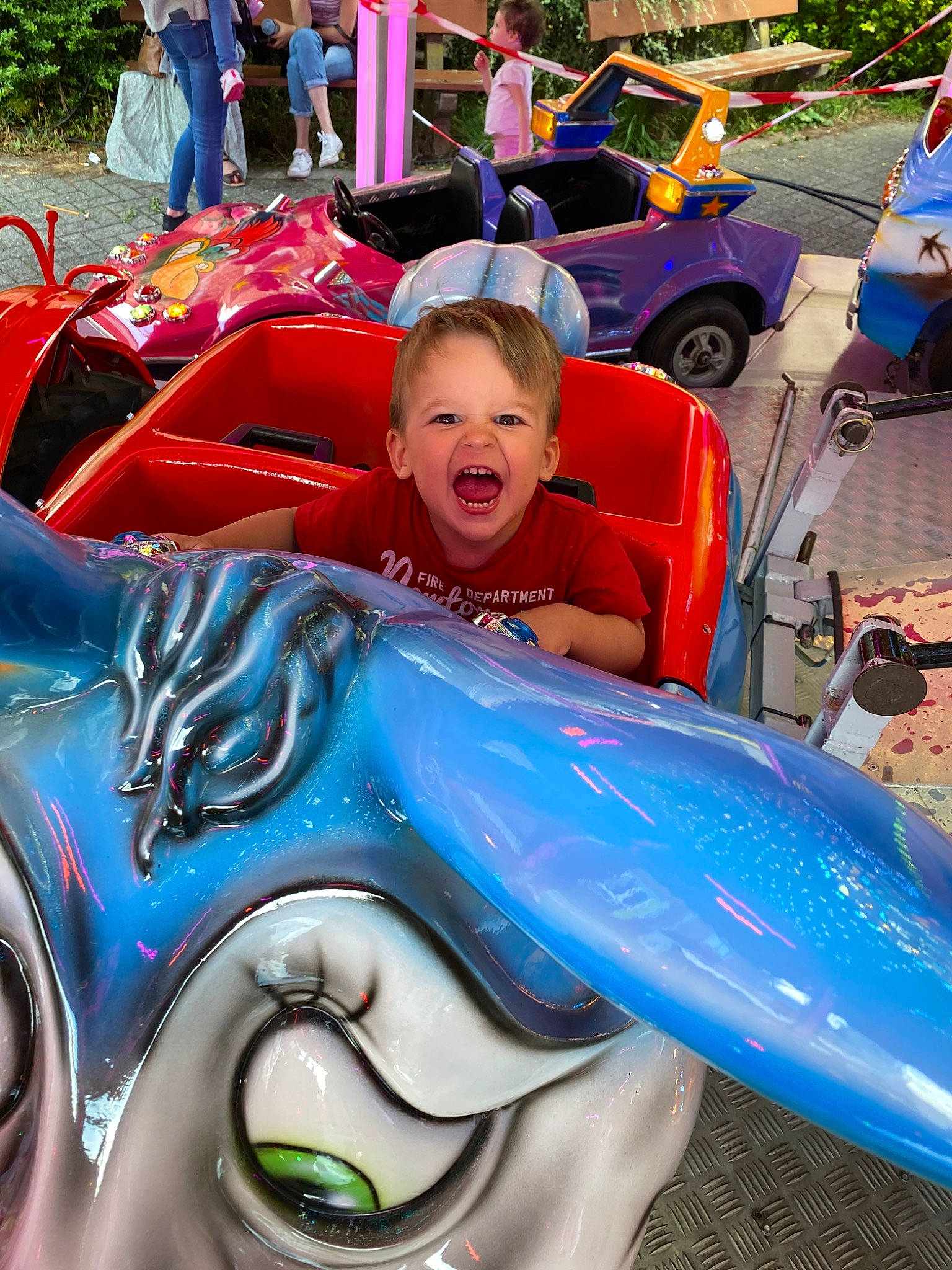 Guillaume participe au concours pour gagner de l'argent avec cette photo : amusement_park, amusement_ride, car, carousel, child, custom_car, fun, leisure, nonbuilding_structure, park, person, recreation, smile, vacation, vehicle