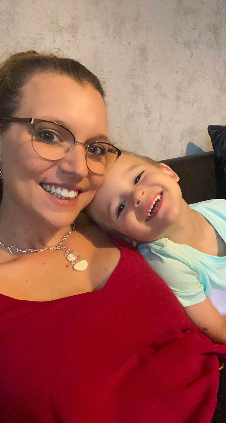 Guillaume participe au concours pour gagner de l'argent avec cette photo : black_hair, chin, cool, earrings, eyebrow, eyelash, eyewear, flash_photography, gesture, glasses, happy, headwear, iris, joint, joy, lip, mouth, neck, person, shoulder