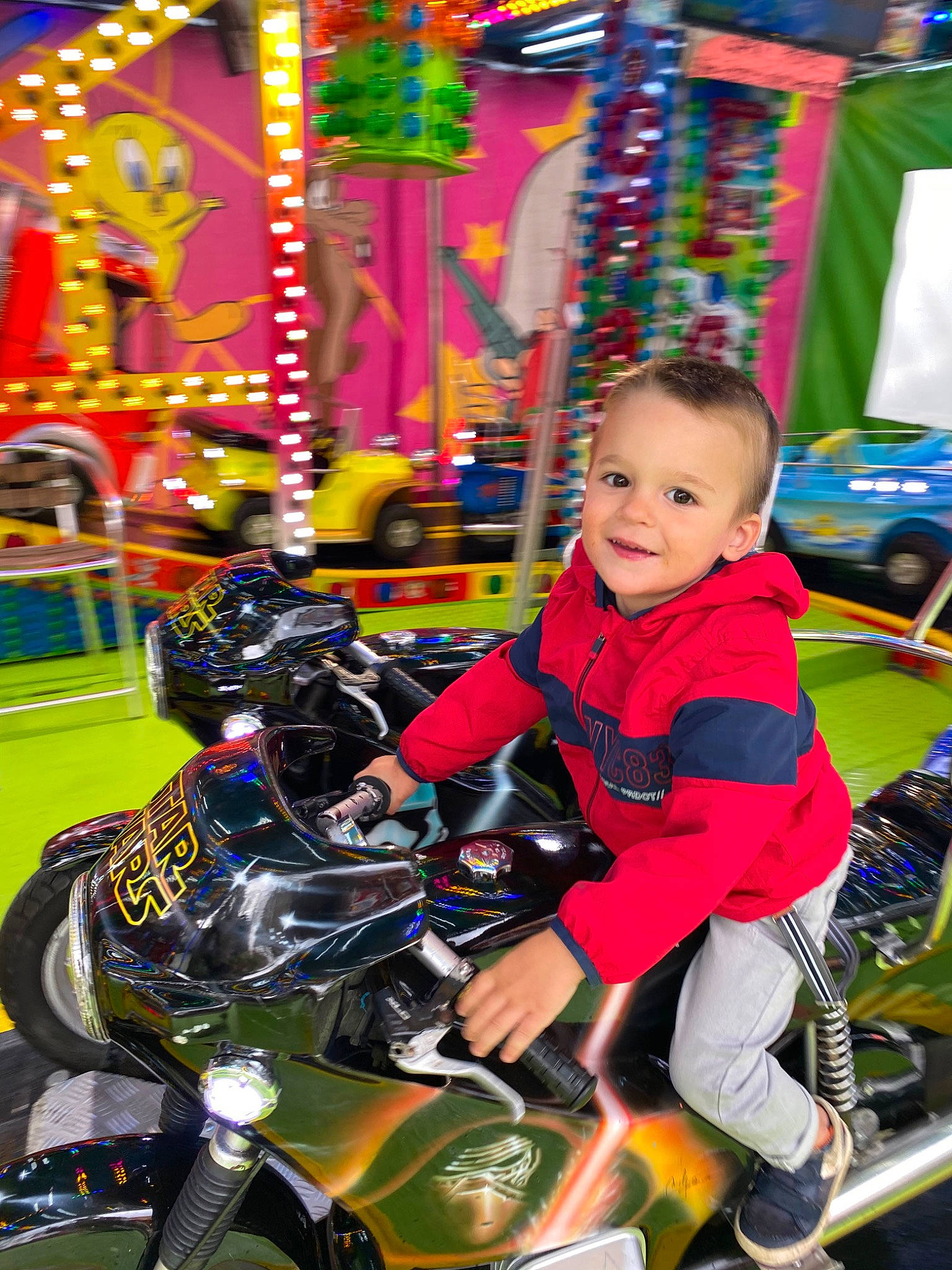 Guillaume participe au concours pour gagner de l'argent avec cette photo : automotive_design, automotive_exterior, automotive_lighting, automotive_tire, fun, happy, headlamp, jacket, joy, leisure, light, motor_vehicle, motorcycle, motorcycle_helmet, outdoor_recreation, person, photograph, recreation, tire, toddler