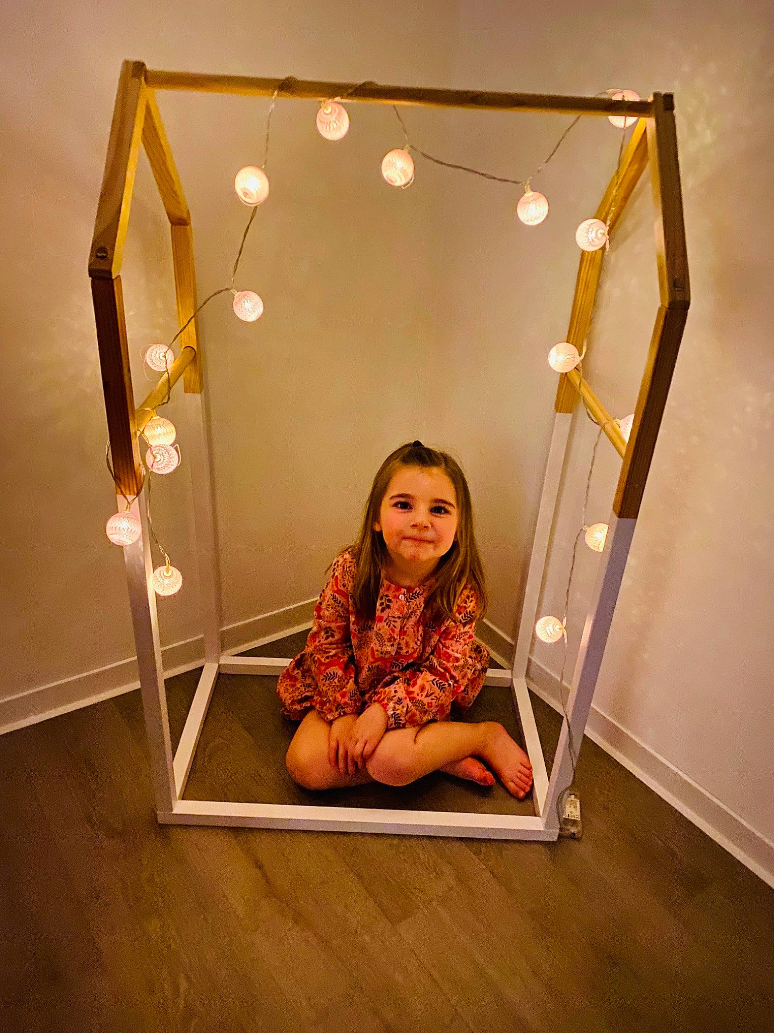 Emma participe au concours pour gagner de l'argent avec cette photo : dress, eyewear, flash_photography, flooring, fun, glass, happy, hardwood, joy, leisure, light_fixture, orange, person, picture_frame, product, rectangle, room, sitting, smile, visual_arts
