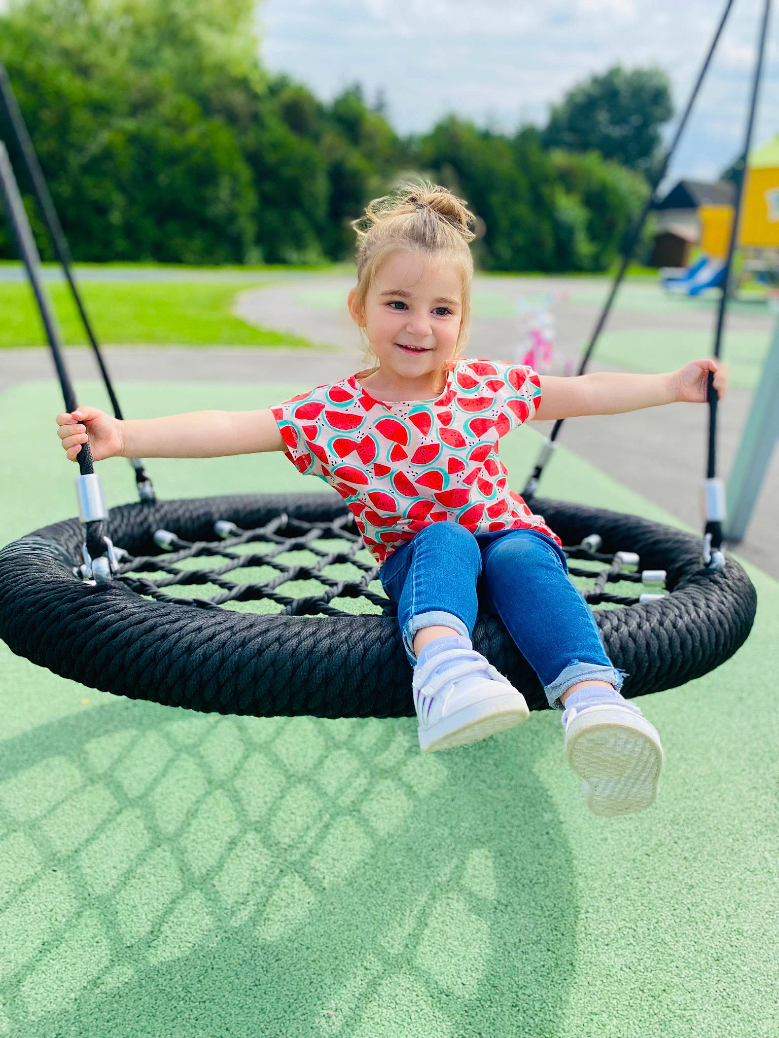 Emma a rejoint le concours — aidez-le/la à gagner de superbes lots ! automotive_tire, child, electric_blue, facial_expression, fun, grass, happy, jeans, joy, leisure, people_in_nature, person, plant, public_space, recreation, sky, smile, swing, tire, toddler