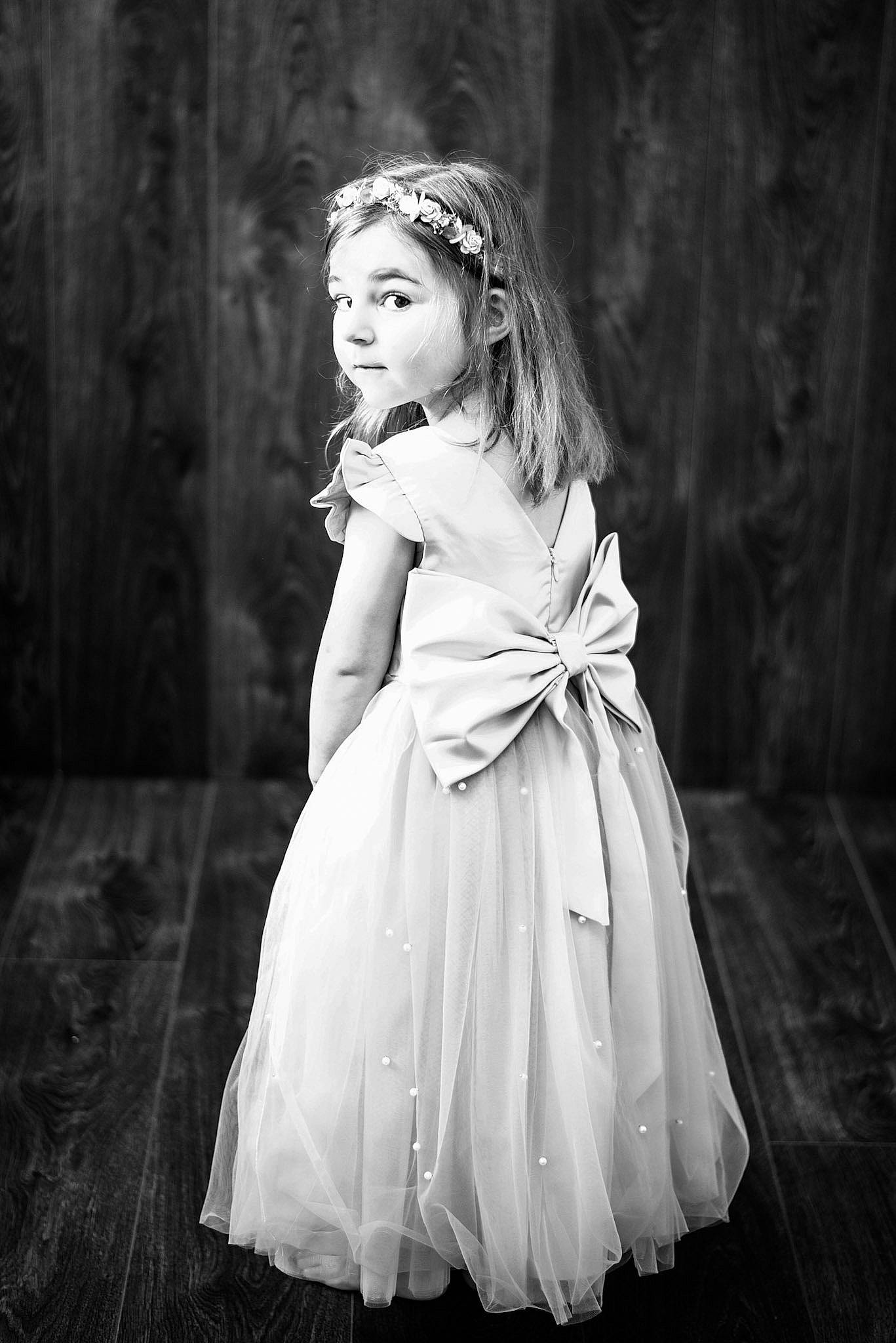 Emma participe au concours pour gagner de l'argent avec cette photo : black_and_white, bridal_accessory, bridal_clothing, bridal_party_dress, bridal_veil, dress, face, fashion_design, flash_photography, gesture, gown, happy, headgear, headpiece, monochrome, people_in_nature, person, shoulder, smile, style