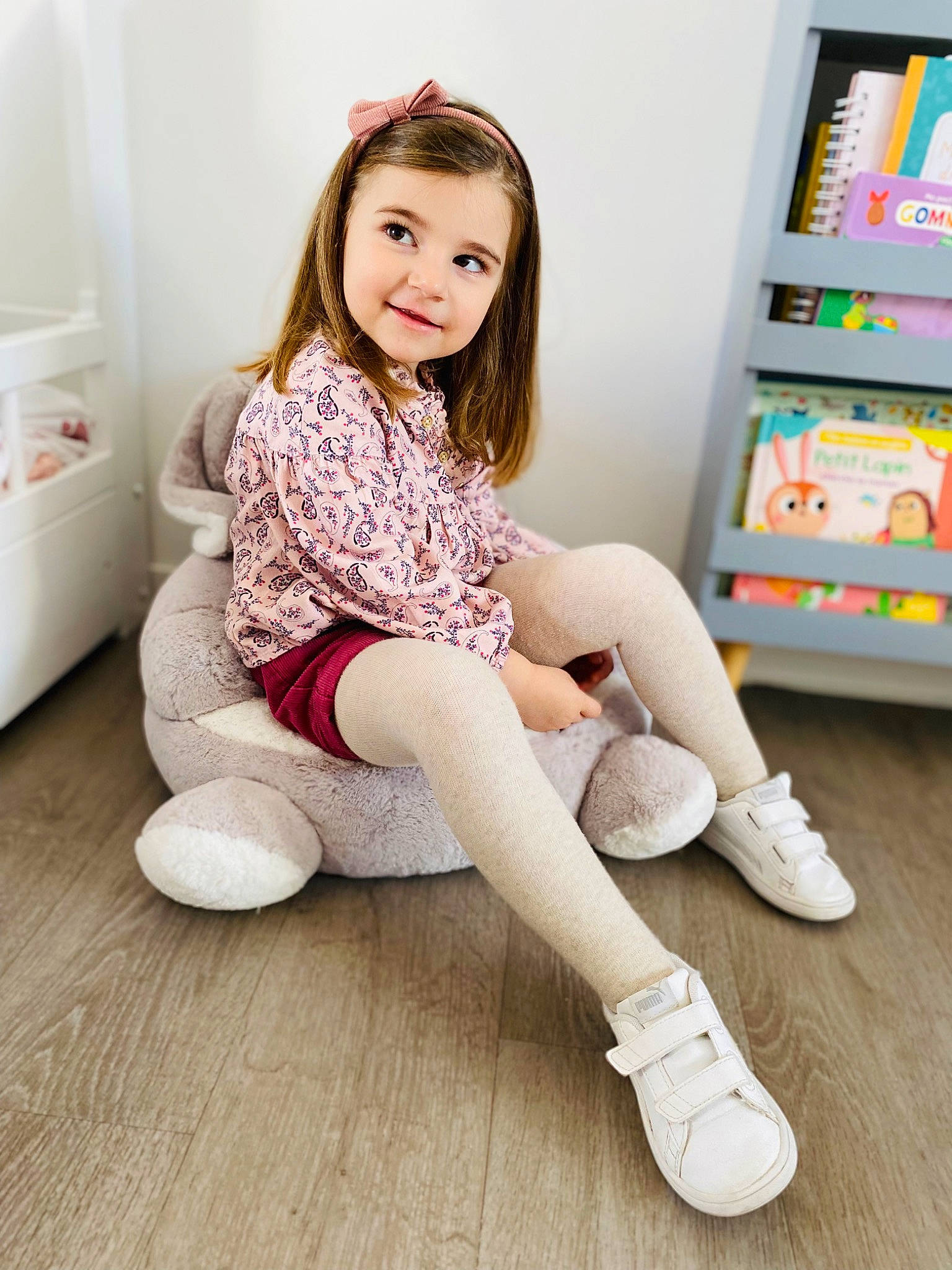Emma a rejoint le concours — aidez-le/la à gagner de superbes lots ! blurred, clothing, flooring, hair, happy, joy, knee, leg, long_hair, neck, person, shelf, shoulder, skin, sleeve, smile, sock, sportswear, standing, thigh
