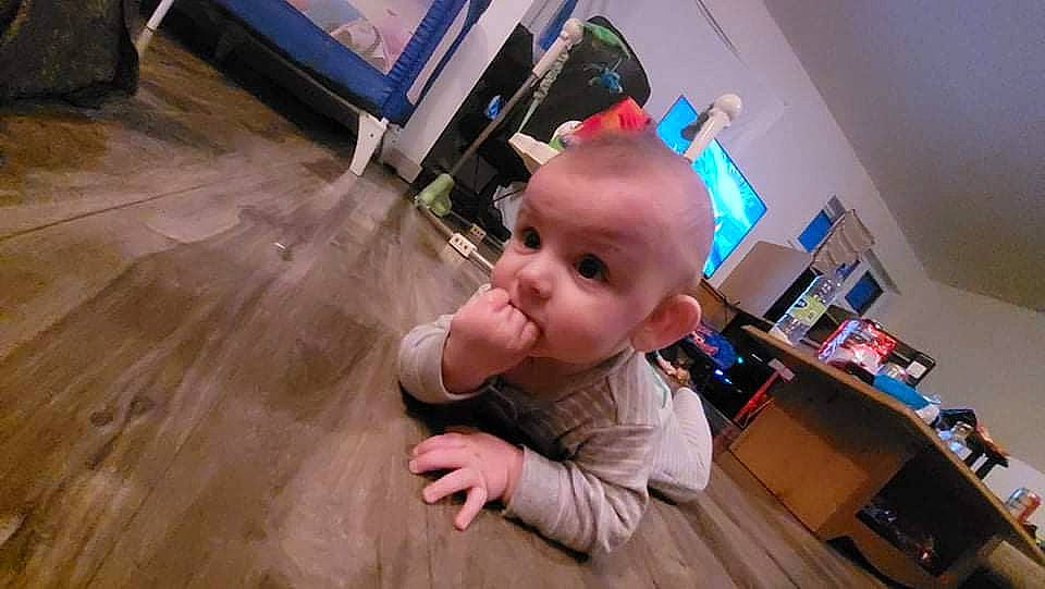 Mason a rejoint le concours — aidez-le/la à gagner de superbes lots ! baby, chair, child, floor, flooring, fun, happy, hardwood, home_appliance, laminate_flooring, person, room, sitting, t_shirt, television, thumb, toddler, varnish, wood, wood_flooring